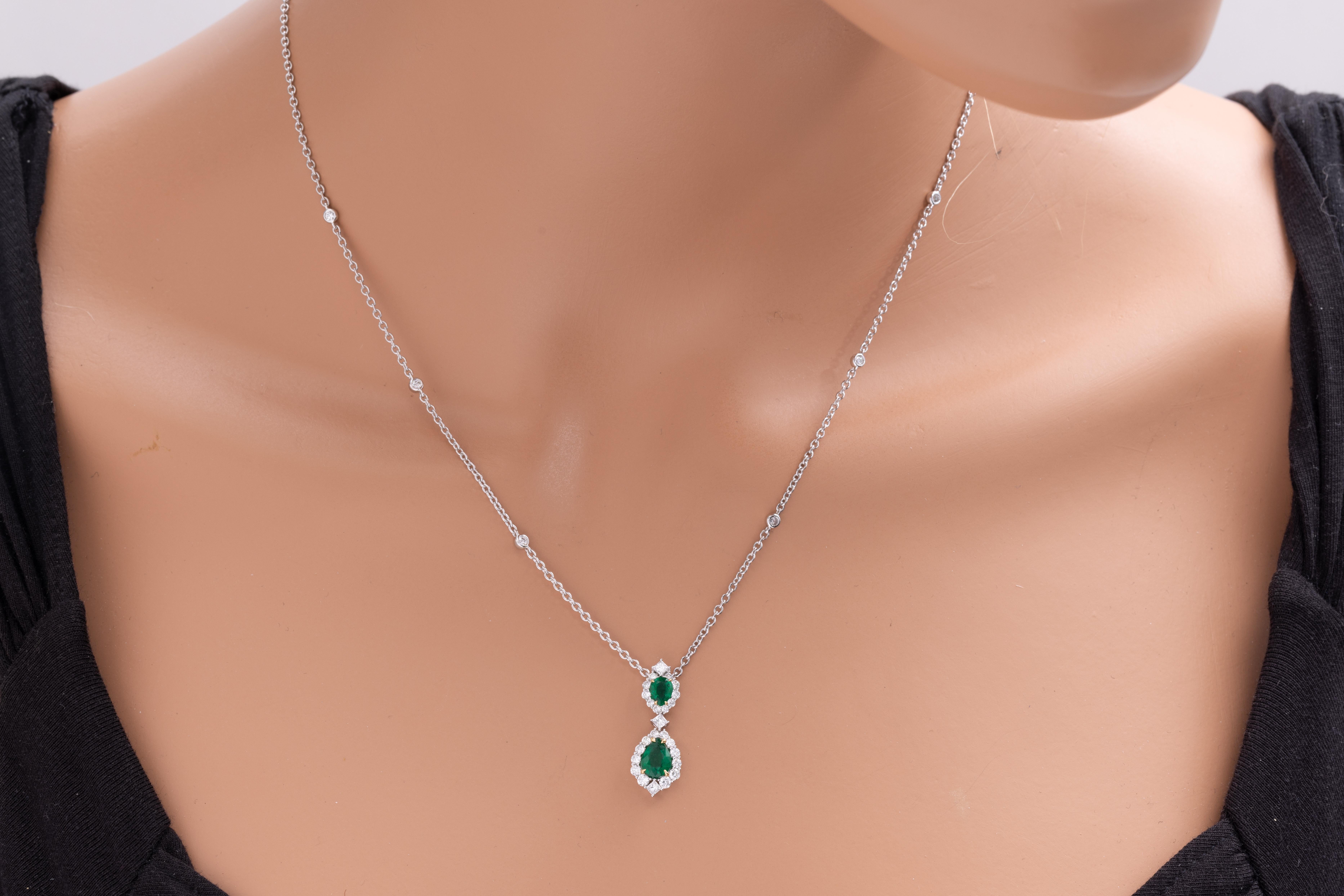Ciondolo con smeraldo a forma di pera da 0,90 carati e aureola di diamanti da 0,70 carati in 18W/Y ref1312 in vendita 1