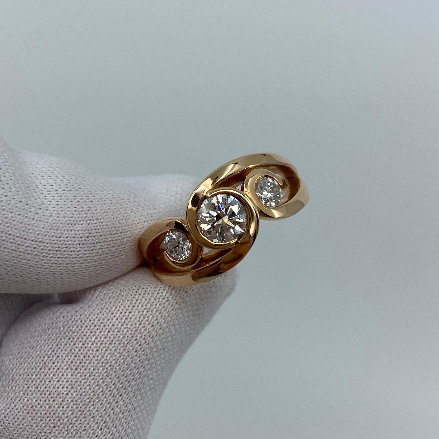 Taille ronde Bague à volutes en or rose à trois pierres avec trilogie de diamants de 0,90 carat et or rose 18 carats en vente