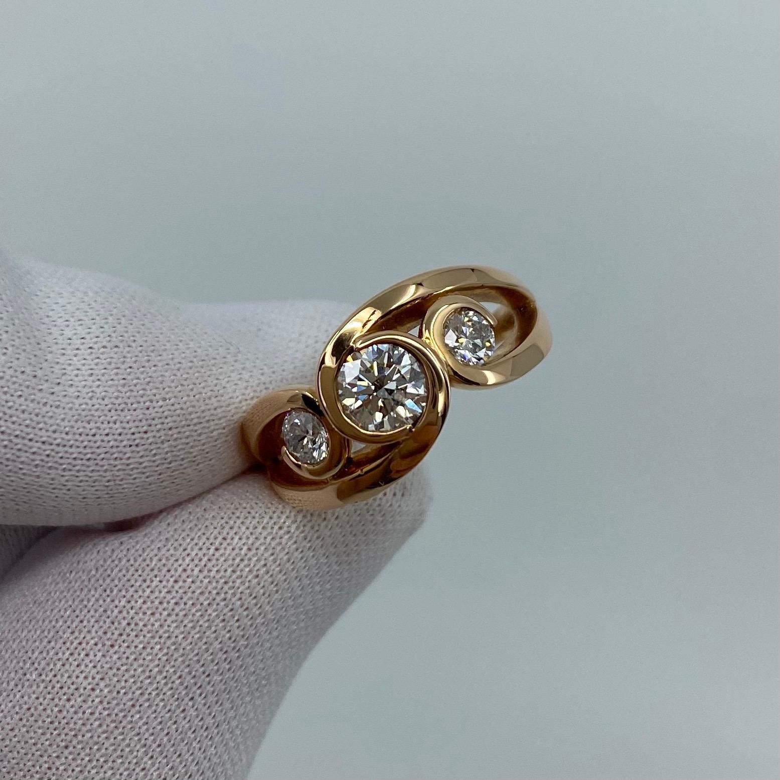 Round Cut 0.90 Carat Rose Gold 18 Karat Diamond Three-Stone Trilogy Swirl Scroll Ring For Sale