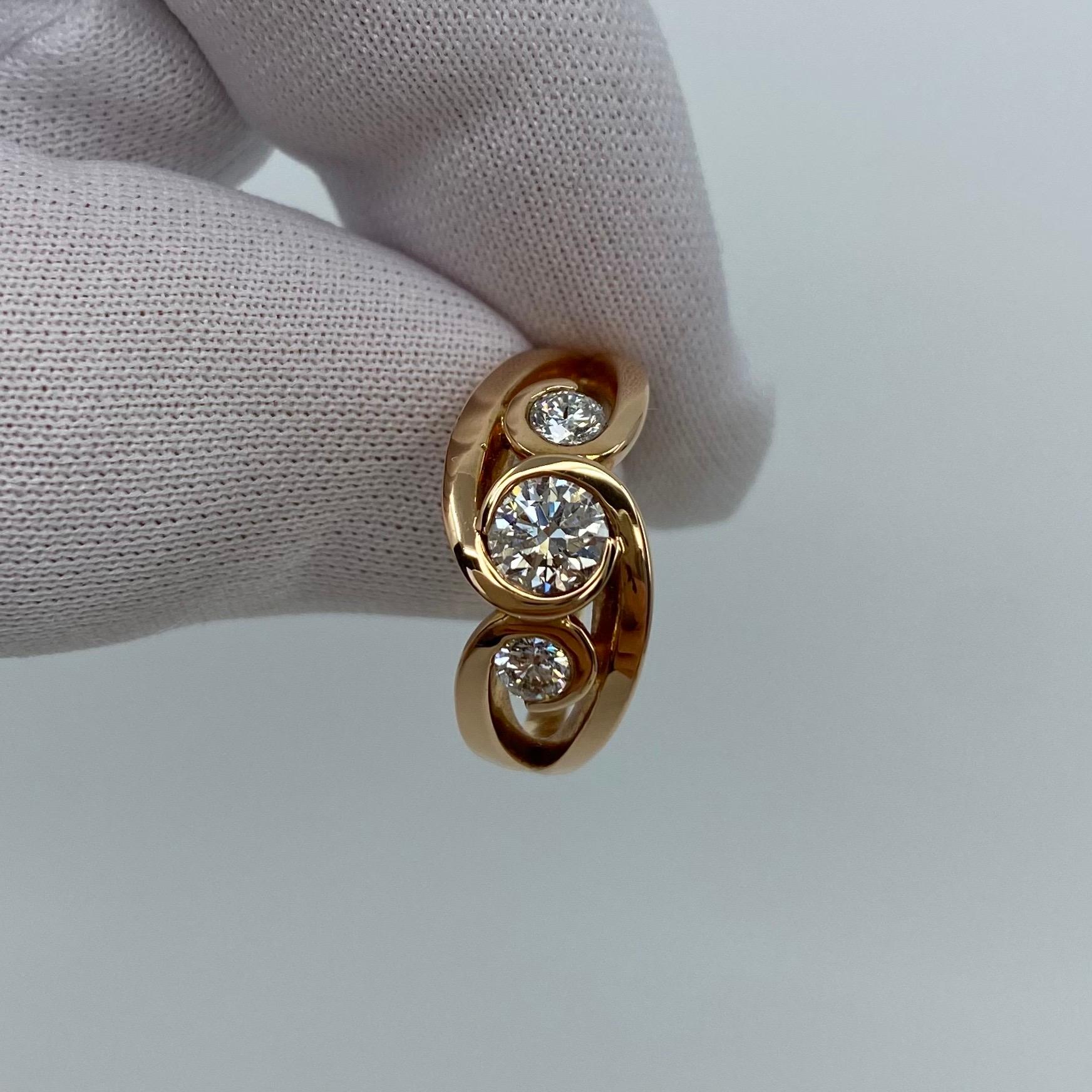 Women's or Men's 0.90 Carat Rose Gold 18 Karat Diamond Three-Stone Trilogy Swirl Scroll Ring For Sale