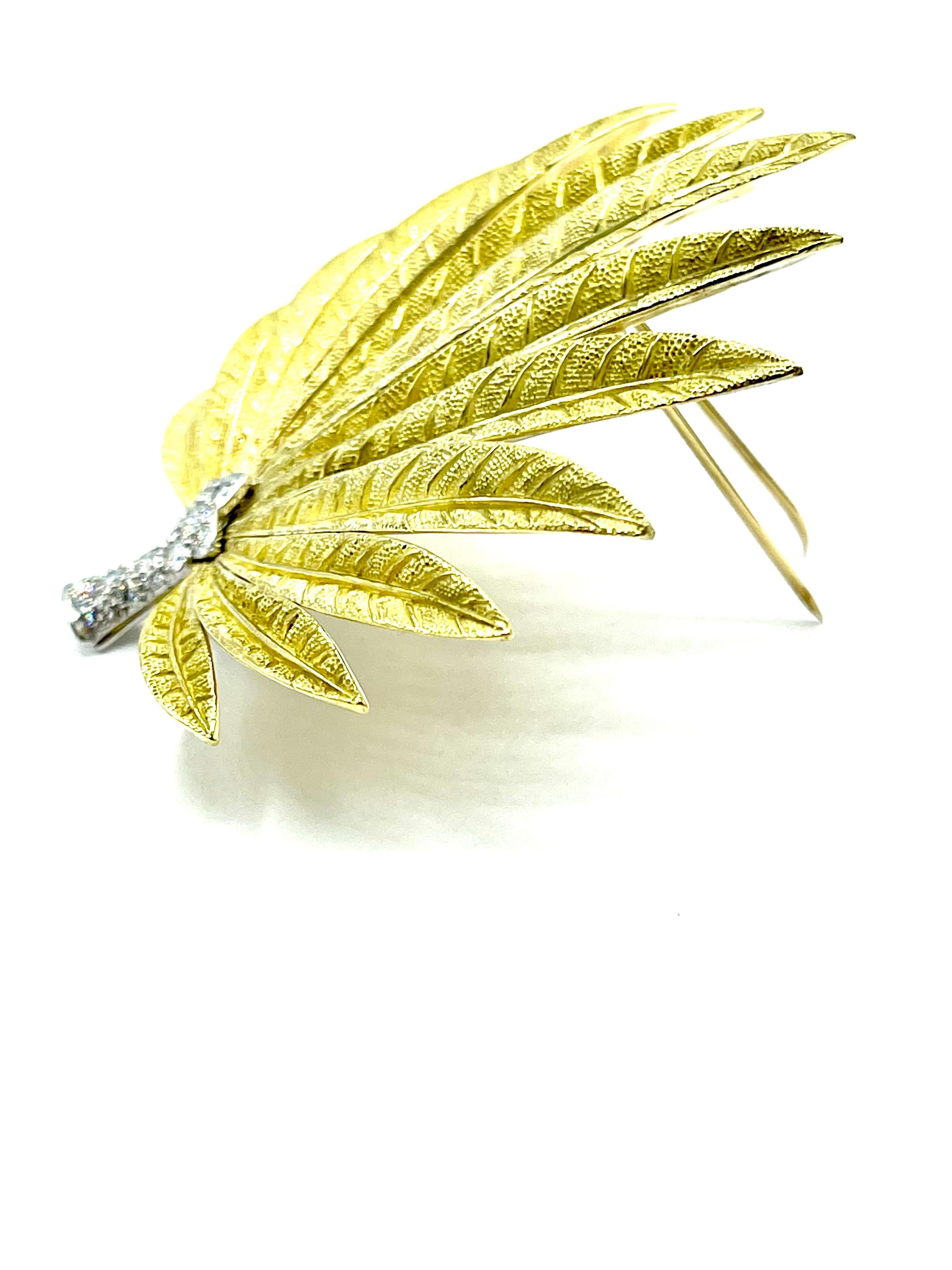 Round Cut 0.90 Carat Round Brilliant Diamond and 18K Gold & Platinum Feathered Fan Brooch For Sale