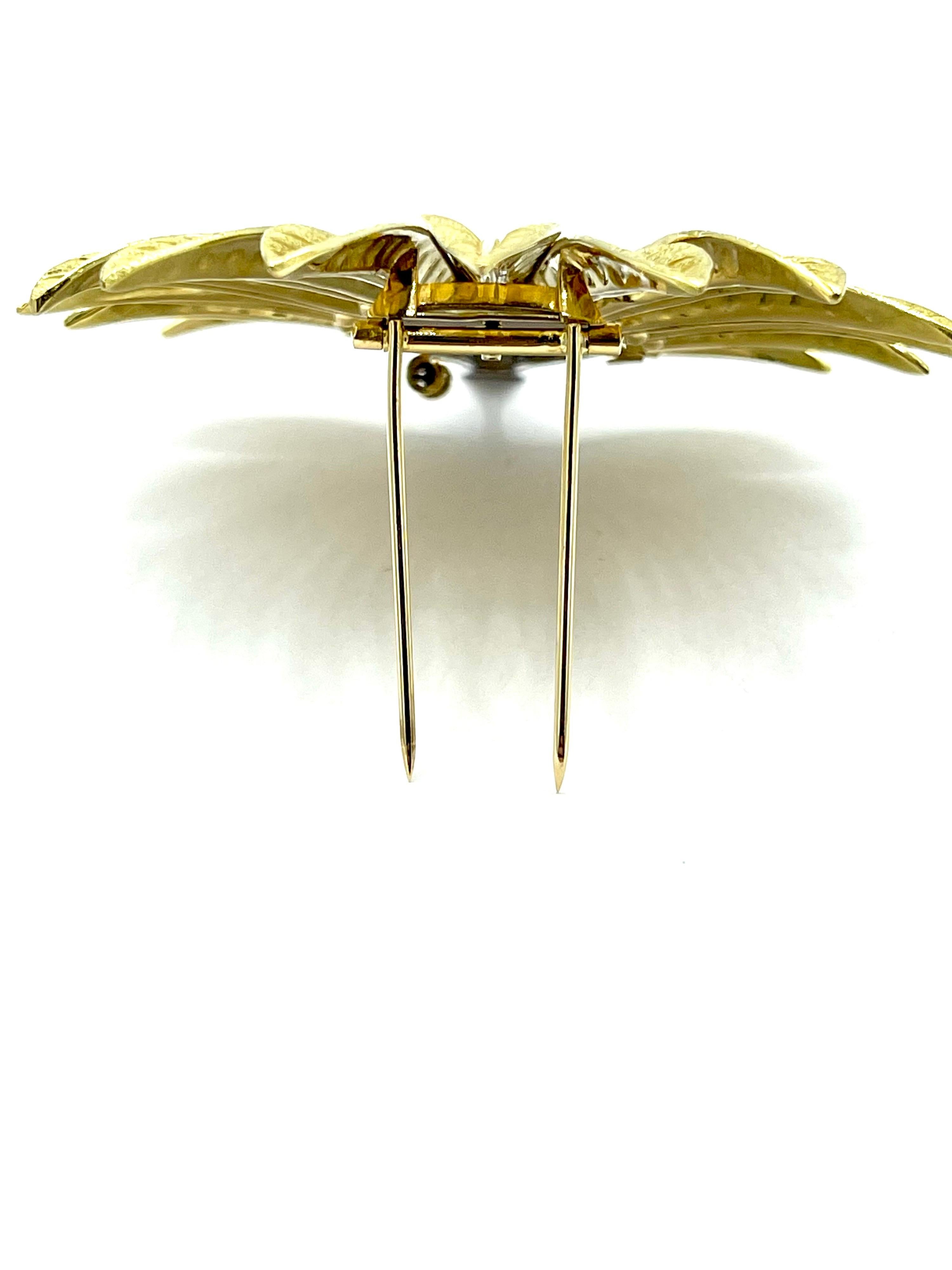 0.90 Carat Round Brilliant Diamond and 18K Gold & Platinum Feathered Fan Brooch In Excellent Condition For Sale In Chevy Chase, MD