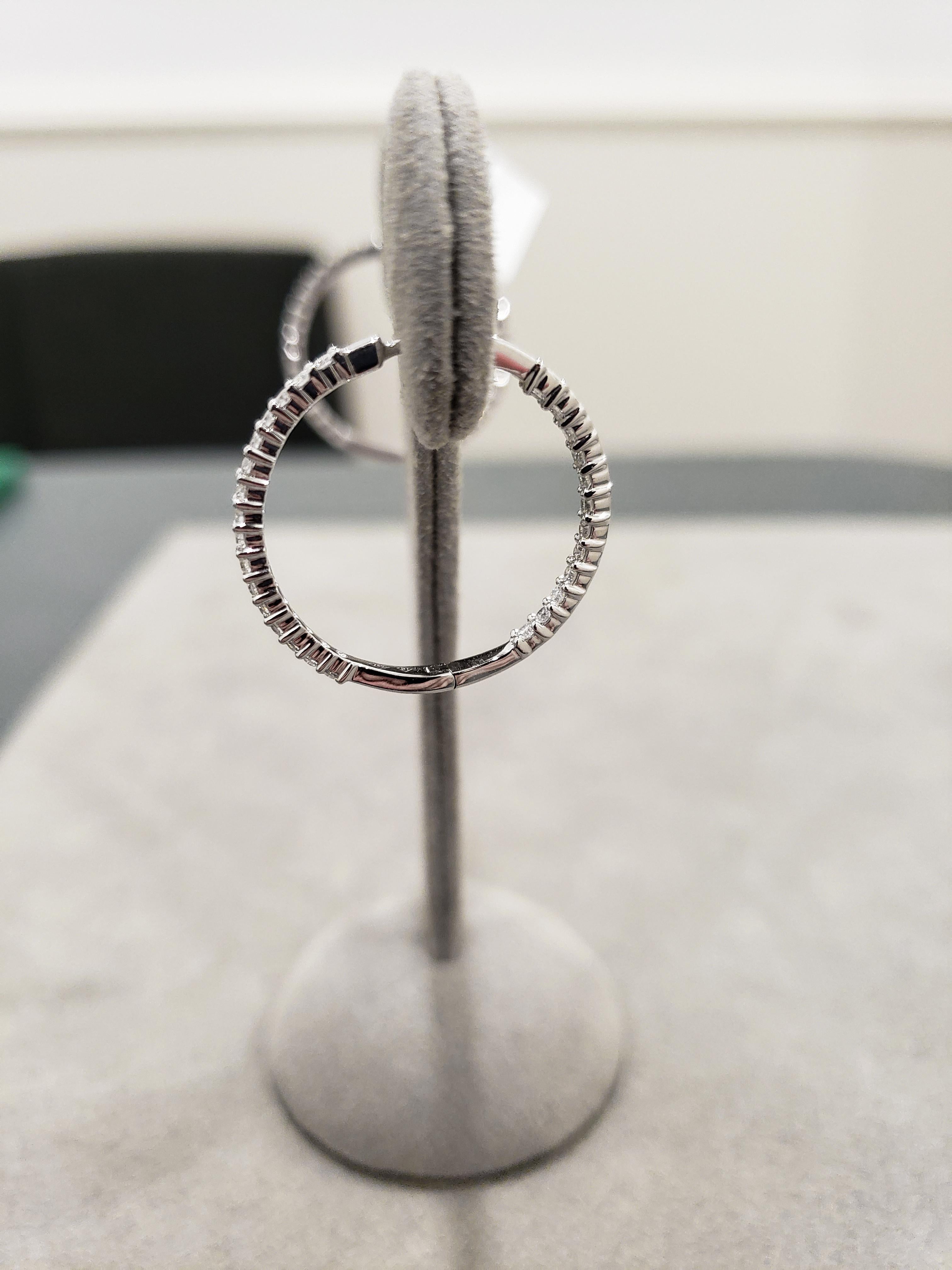 0.90 Carat Round Diamond Hoop Earrings In New Condition In New York, NY