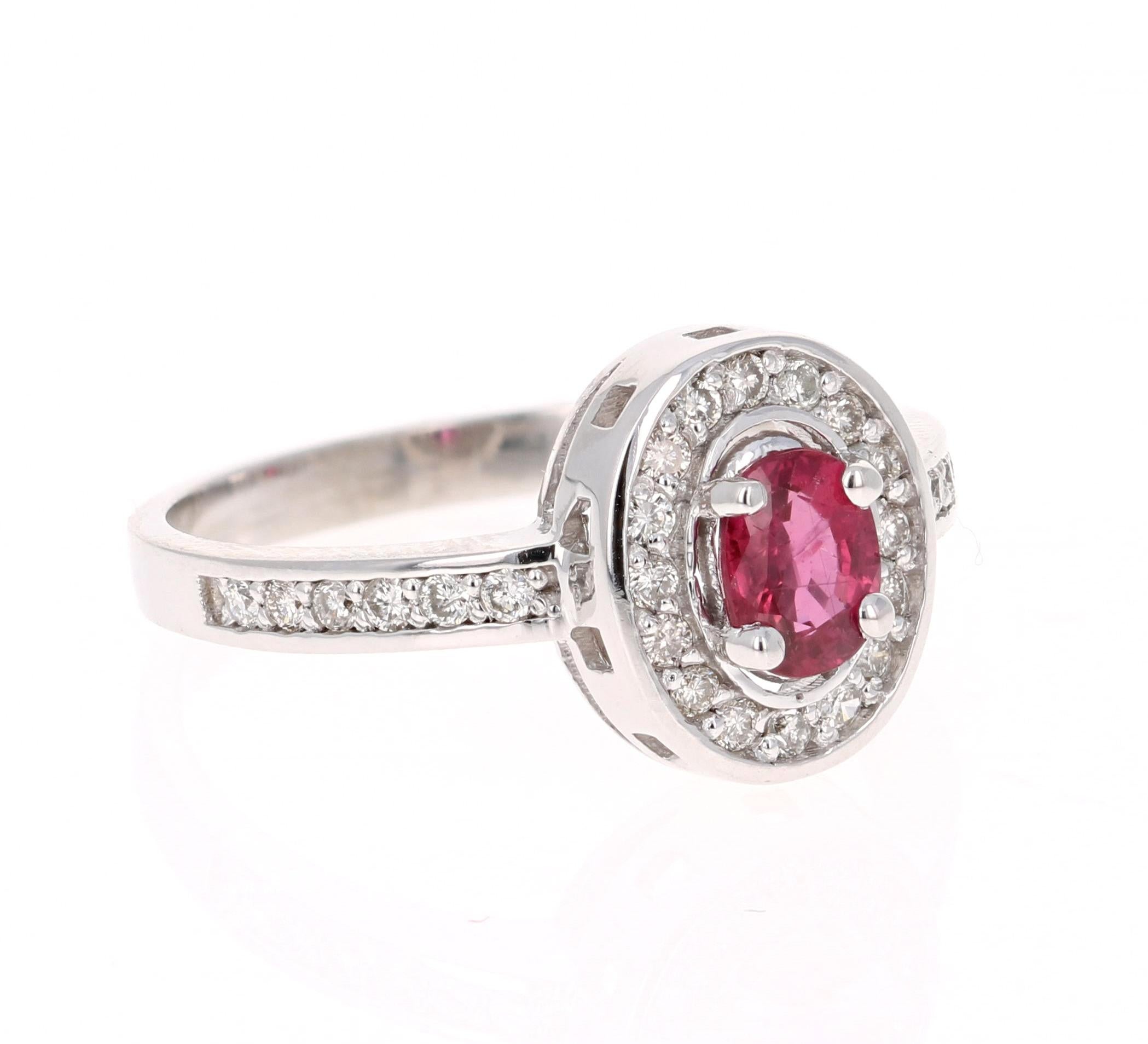 Einfach schöner Rubin-Diamant-Ring mit einem burmesischen Rubin im Ovalschliff von 0,59 Karat, der von 28 Diamanten im Rundschliff mit einem Gewicht von 0,31 Karat umgeben ist. Das Gesamtkaratgewicht des Rings beträgt 1,23 Karat. Die Reinheit und