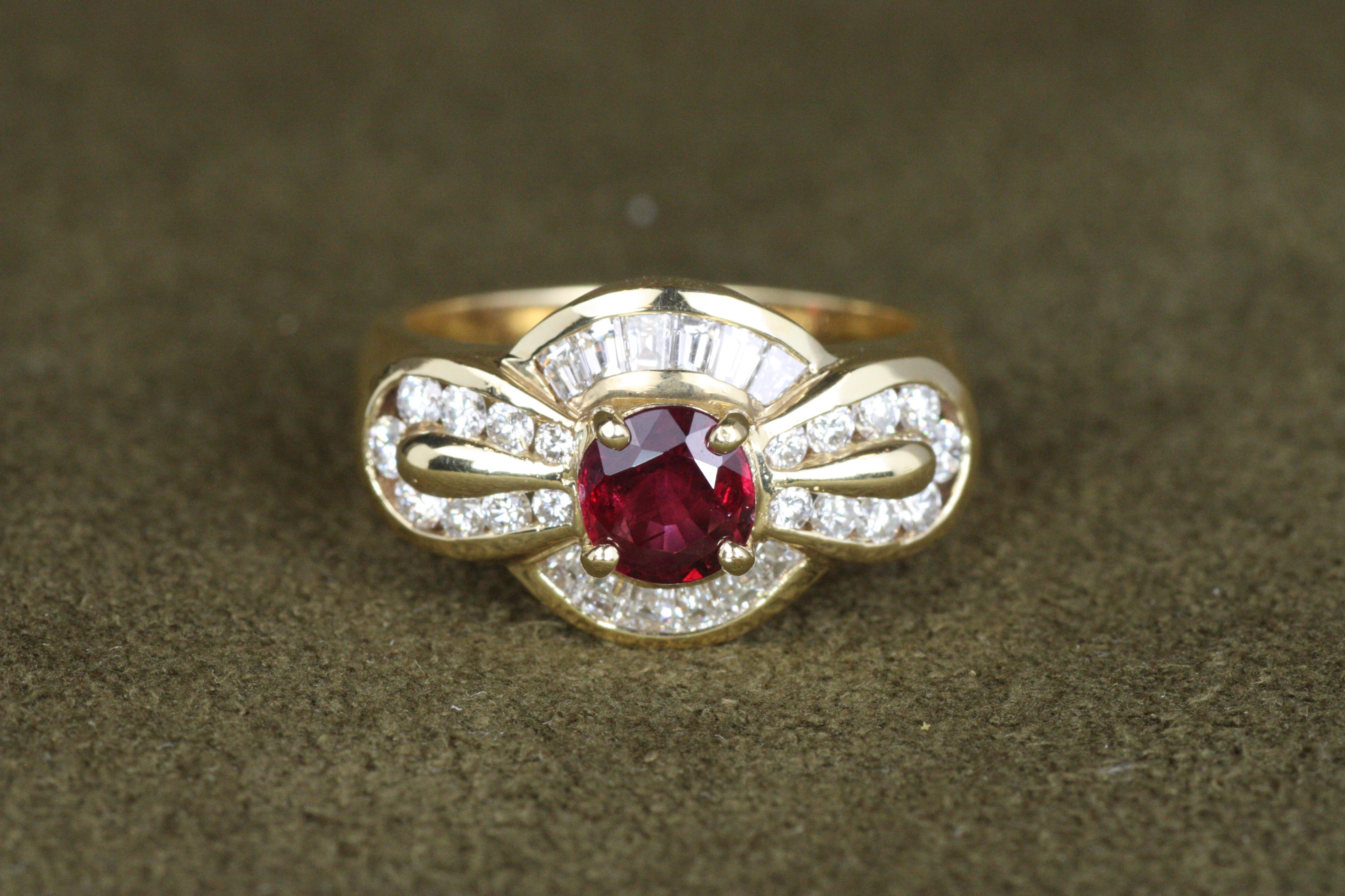 Anillo de moda con motivo de lazo en oro amarillo con diamantes y rubíes de 0,90 quilates Corte redondo en venta