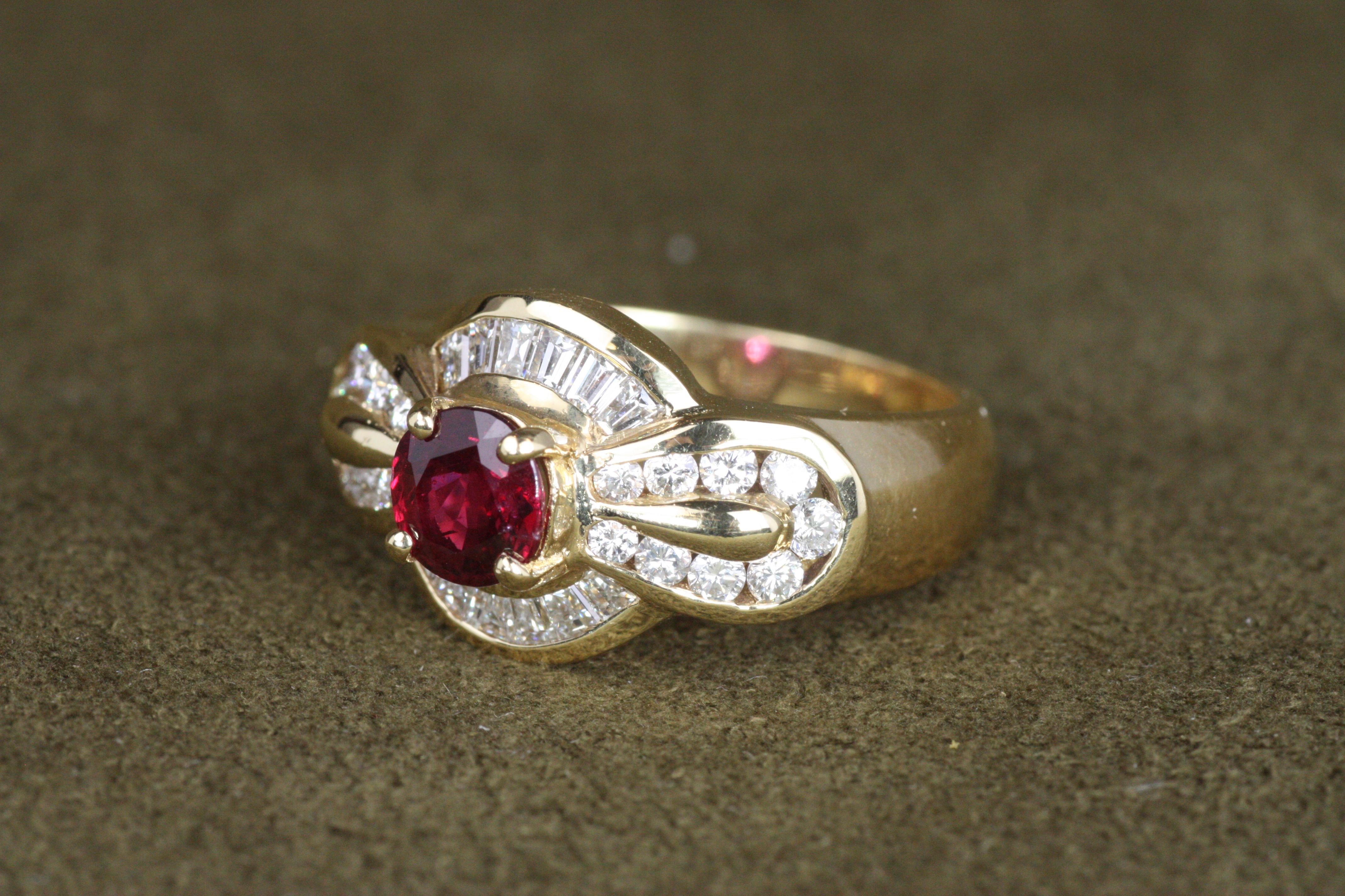 Anillo de moda con motivo de lazo en oro amarillo con diamantes y rubíes de 0,90 quilates en Bueno estado para la venta en Santa Monica, CA