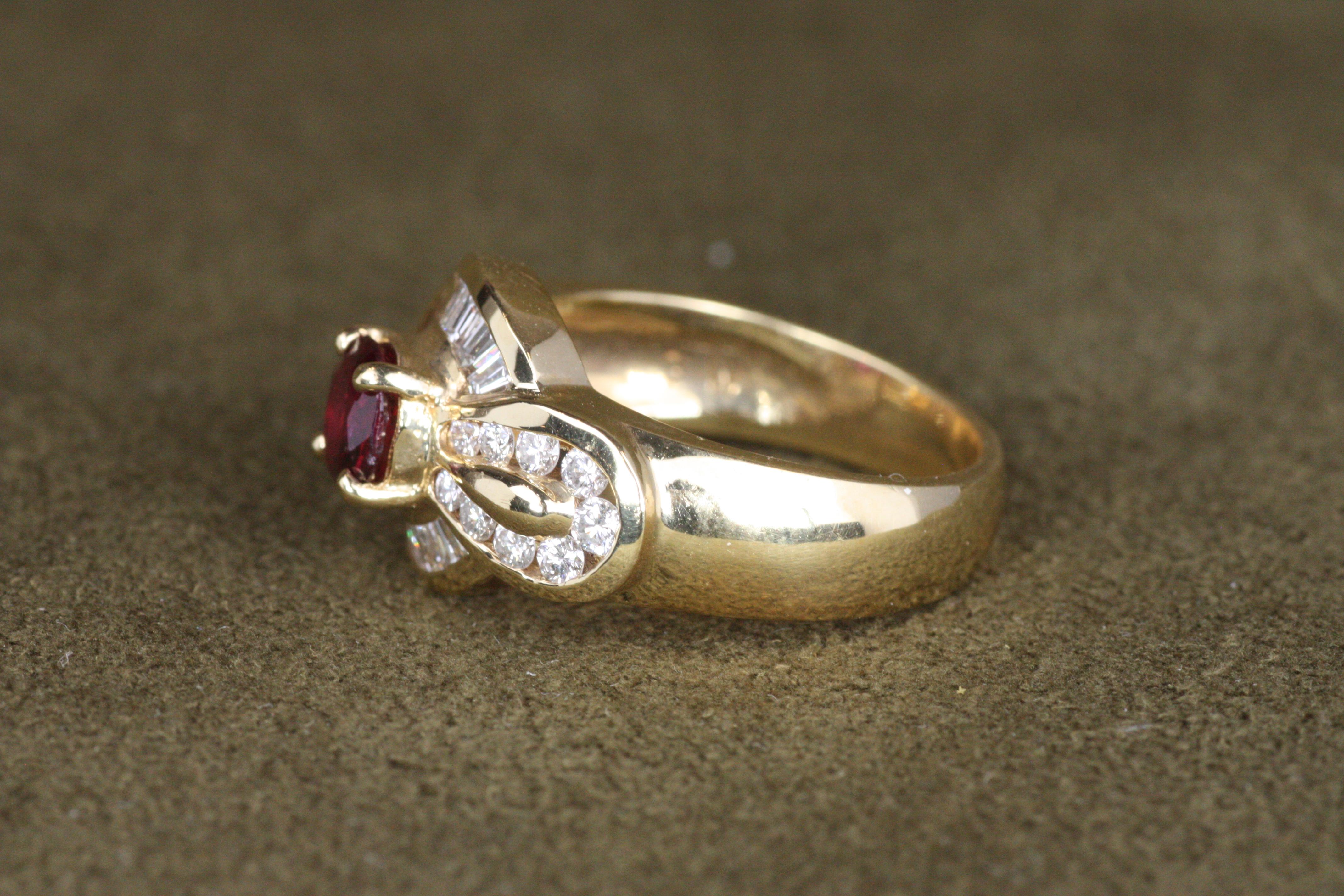 De las mujeres Anillo de moda con motivo de lazo en oro amarillo con diamantes y rubíes de 0,90 quilates en venta