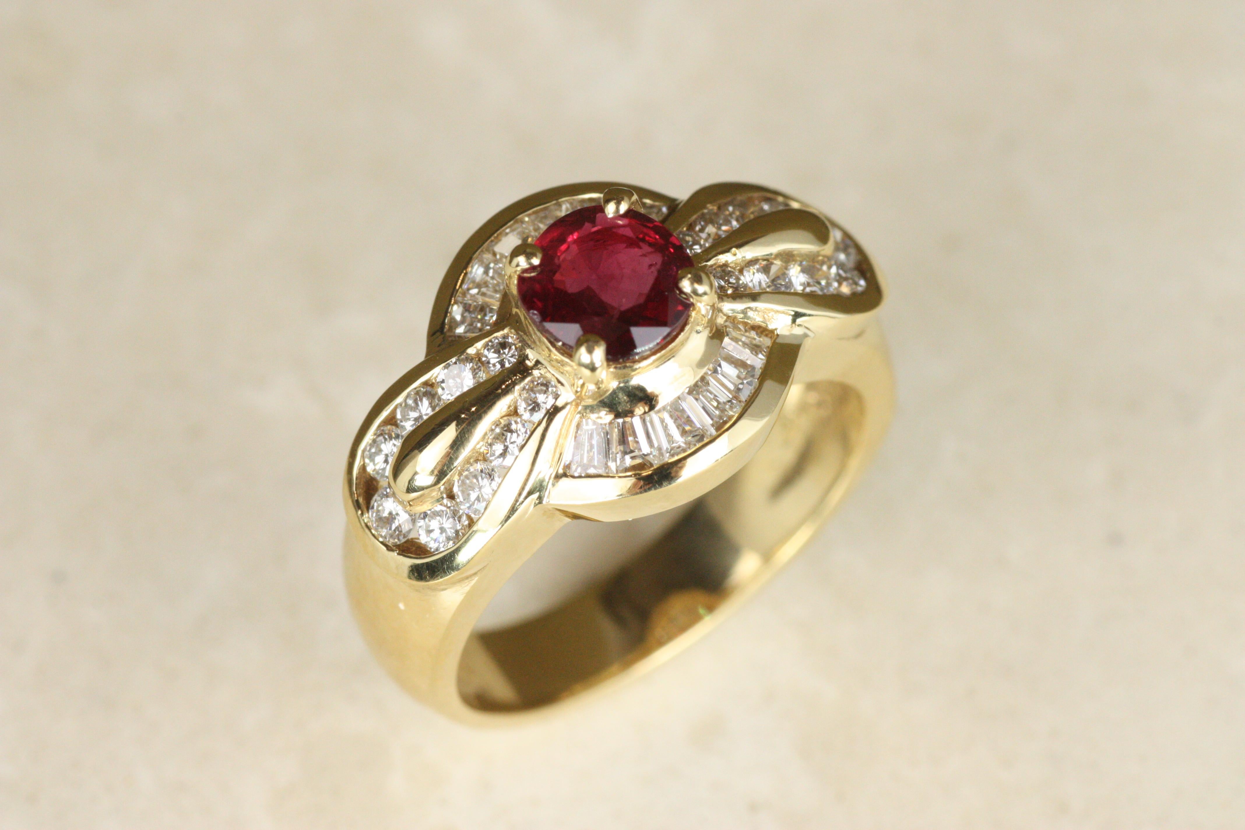 Anillo de moda con motivo de lazo en oro amarillo con diamantes y rubíes de 0,90 quilates en venta 1