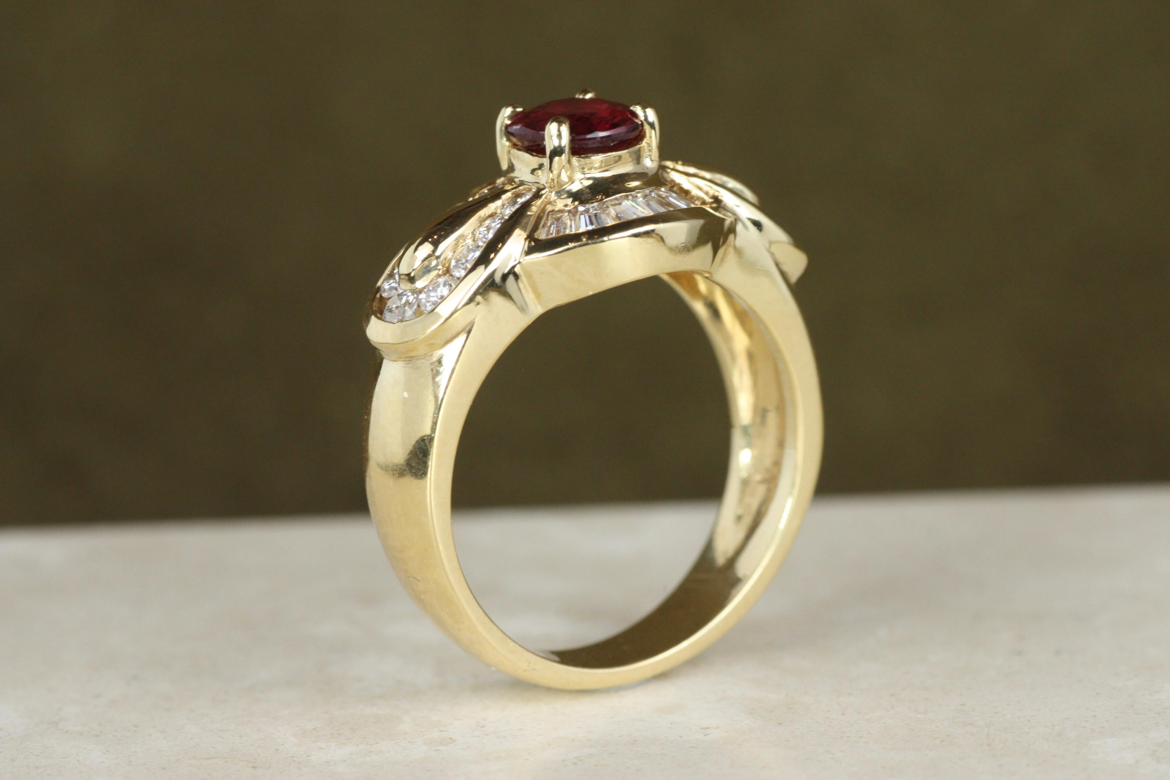 Anillo de moda con motivo de lazo en oro amarillo con diamantes y rubíes de 0,90 quilates en venta 2