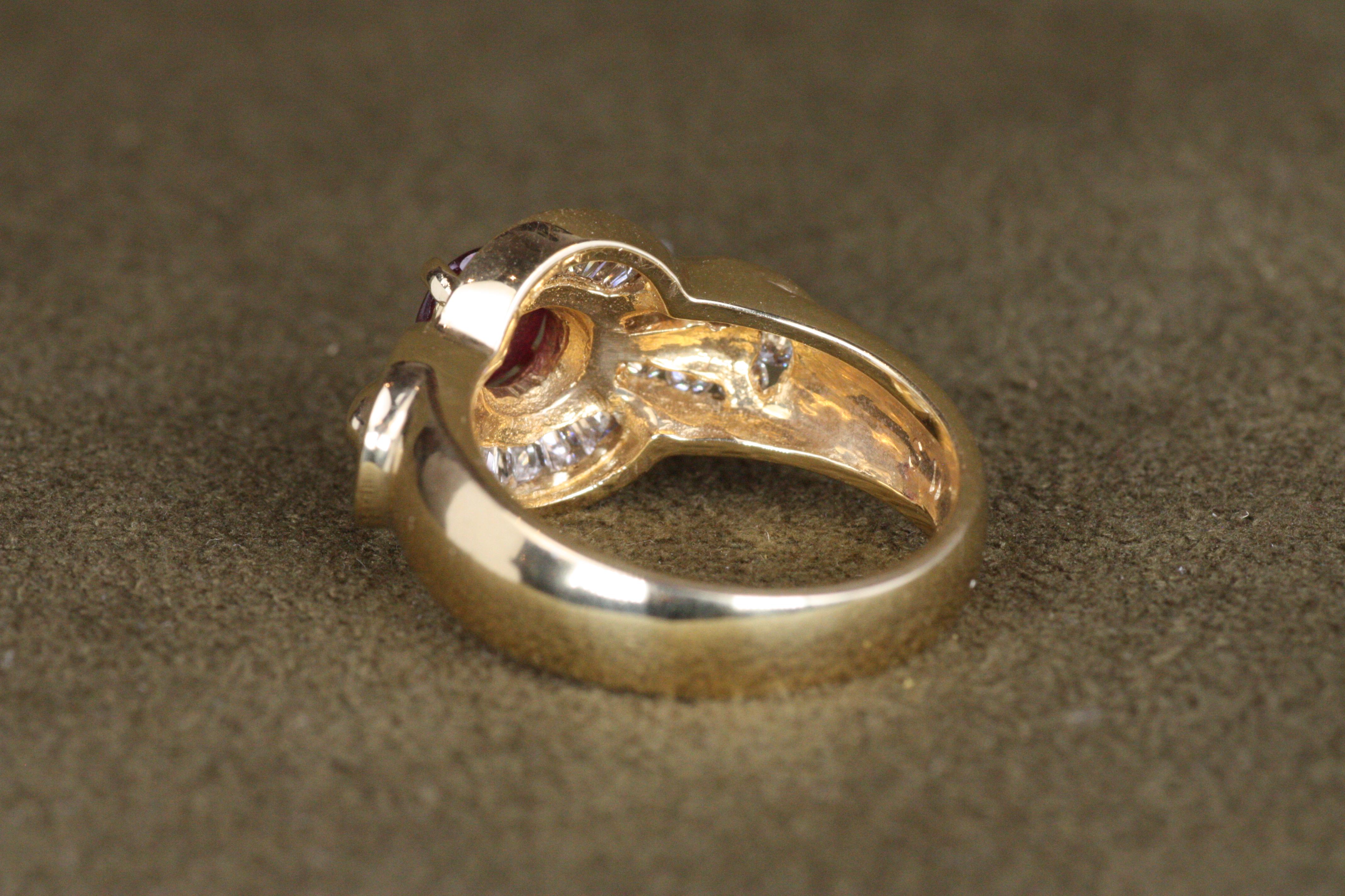 Anillo de moda con motivo de lazo en oro amarillo con diamantes y rubíes de 0,90 quilates en venta 3