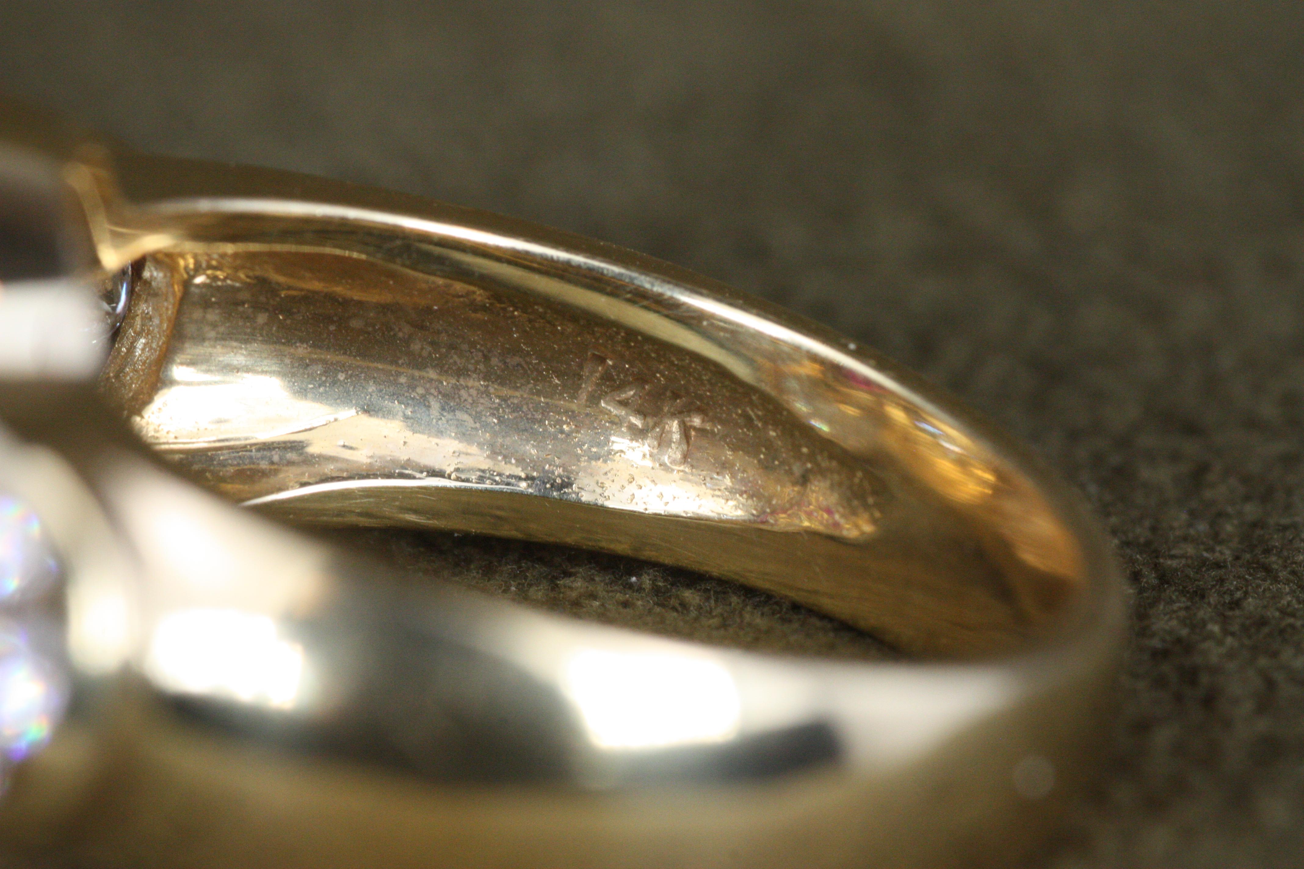 Anillo de moda con motivo de lazo en oro amarillo con diamantes y rubíes de 0,90 quilates en venta 4