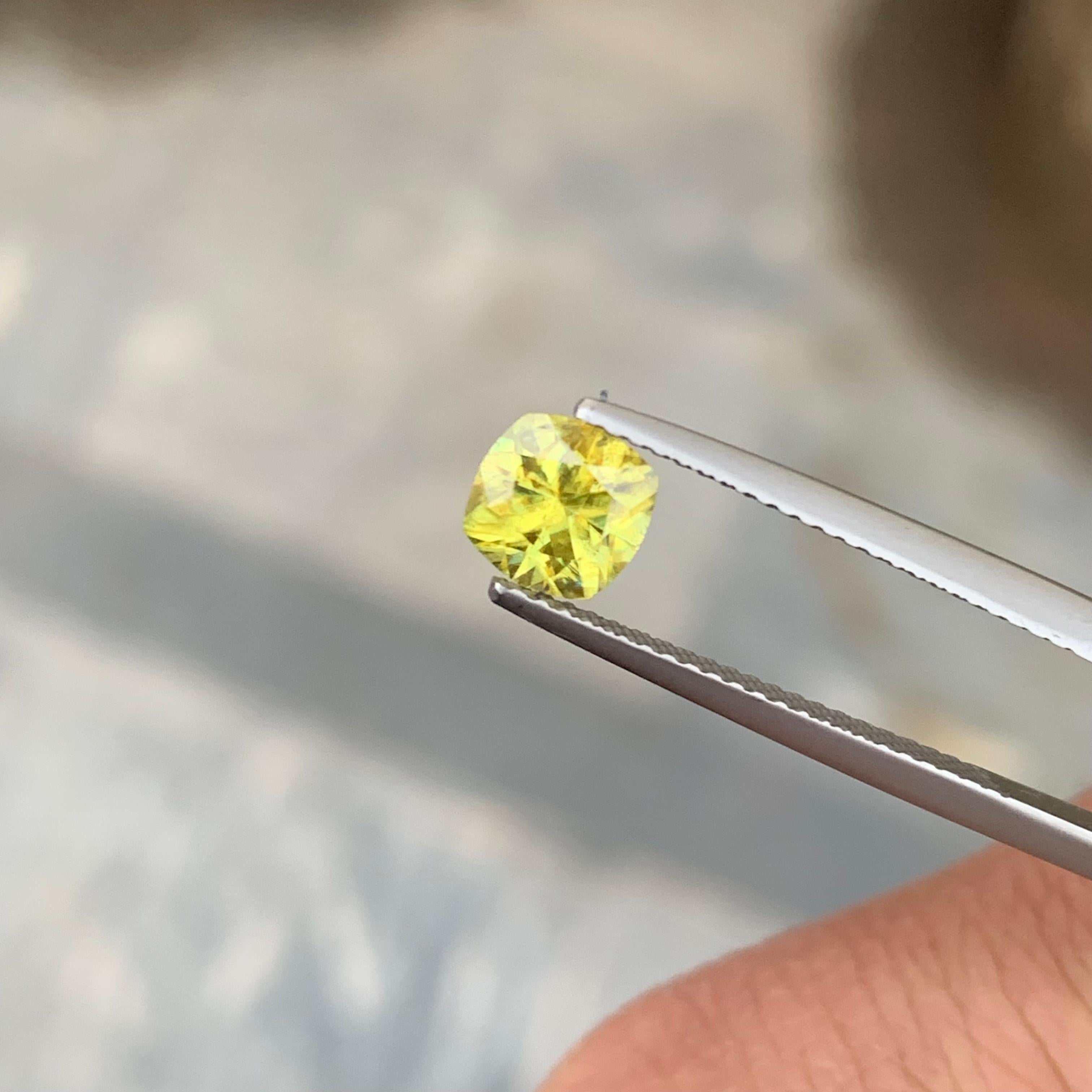 0.90 Carat Sparkling Loose Yellow Sphene Available for Jewelry Making In New Condition For Sale In Peshawar, PK