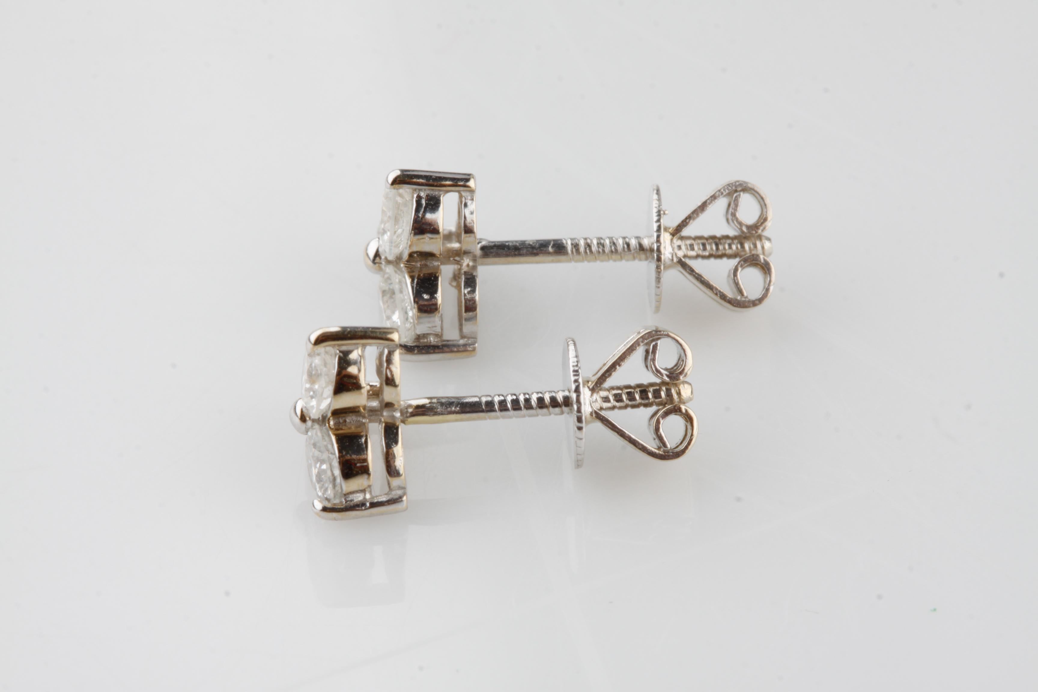 Ein Paar elektronisch getestet 14KT Weißgold Damen gegossen & montiert Diamant-Cluster-Ohrringe mit Schraube zurück.
Zustand ist gut
Damen 14KT Weißgold Diamant-Cluster-Ohrringe
Jeder Ohrring besteht aus einem Cluster aus drei