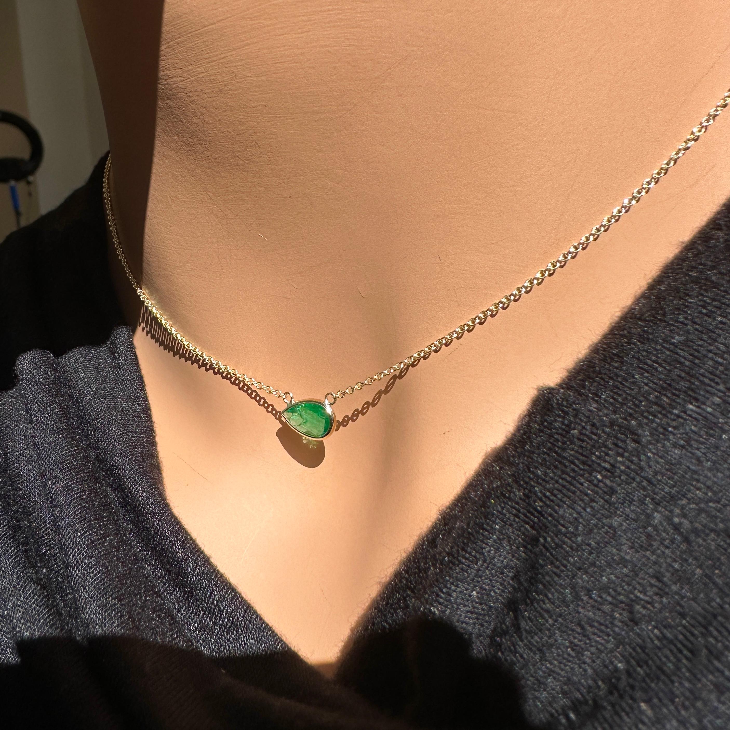 0.90 Carat Weight Green Emerald Pear Cut Solitaire Necklace in 14k Yellow Gold In New Condition For Sale In Chicago, IL