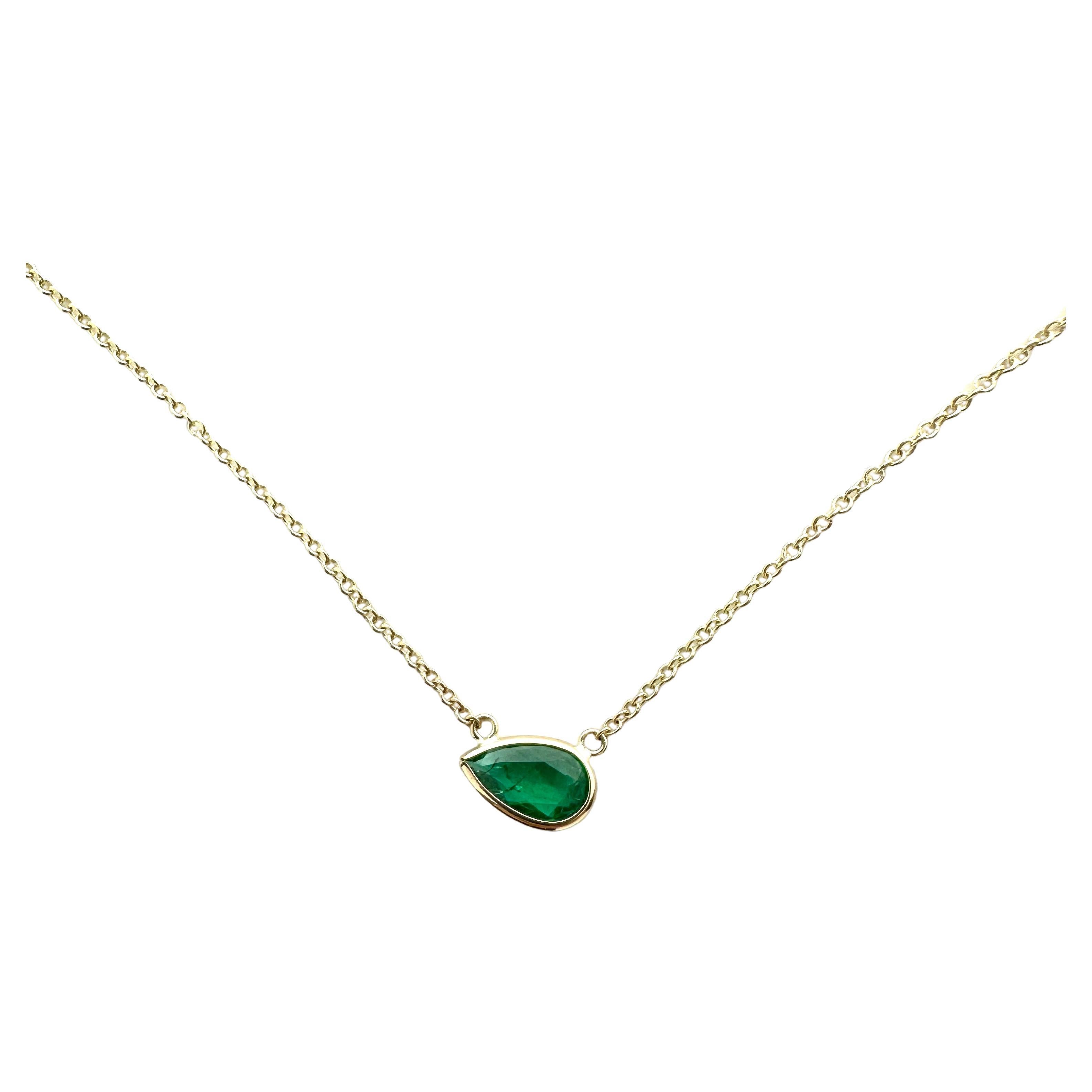 0.90 Carat Weight Green Emerald Pear Cut Solitaire Necklace in 14k Yellow Gold For Sale