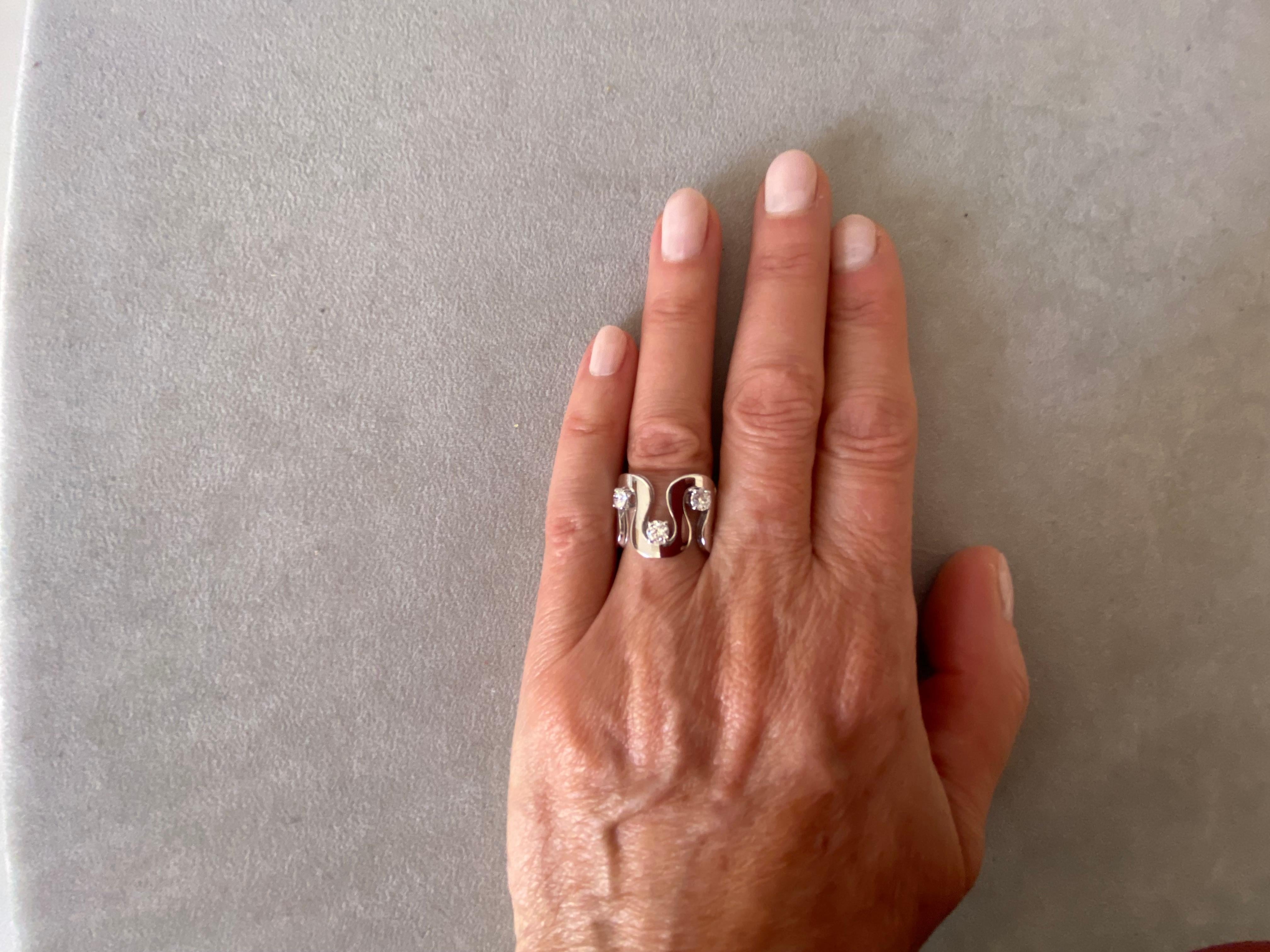 Anello con diamanti bianchi da 0,90 carati in oro bianco 18 carati con design a fascia unisex a trilogia In condizioni Nuovo in vendita a Rome, IT