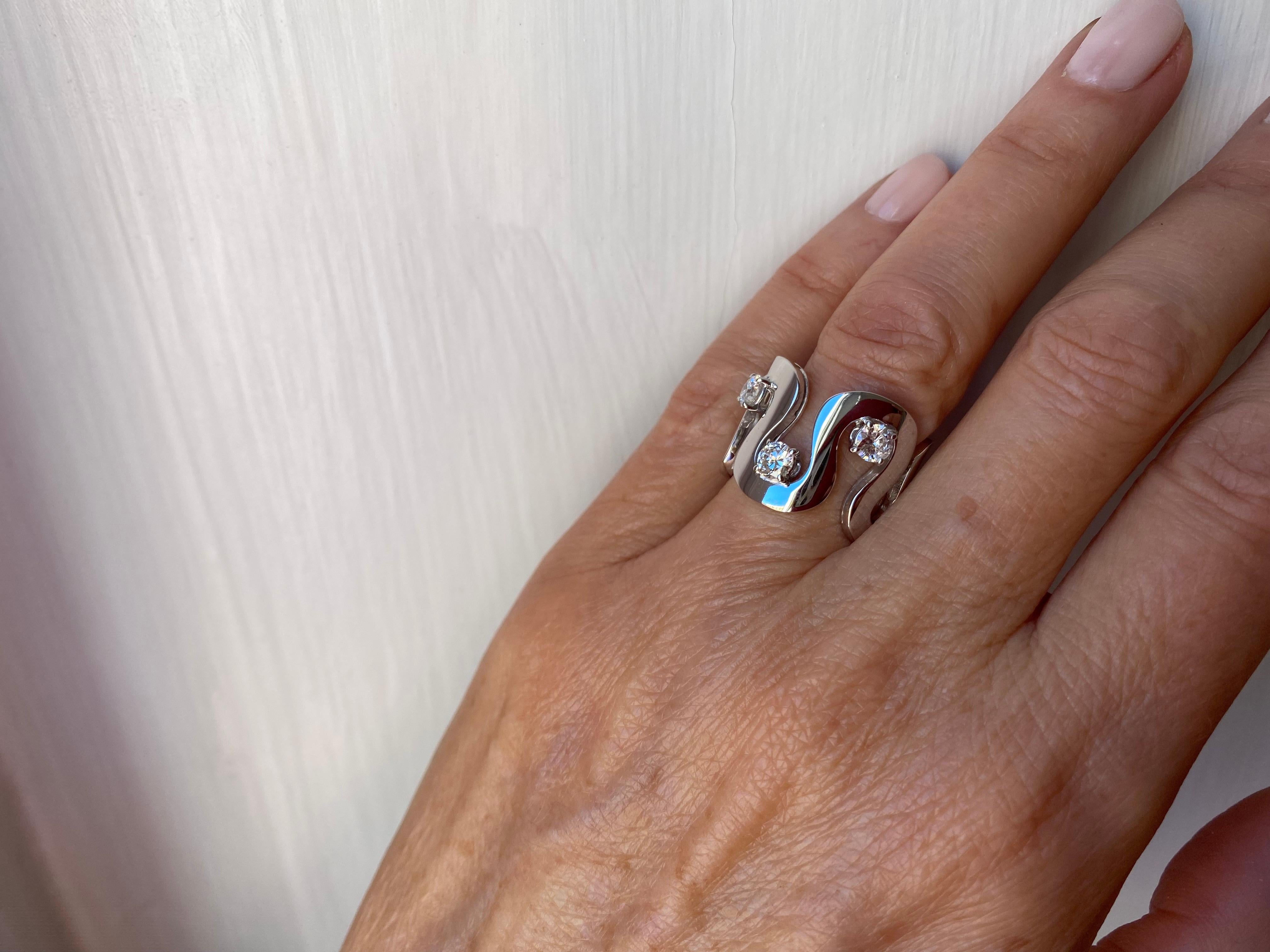 0.90 Carat White Diamonds 18K White Gold Trilogy Unisex Band Design Ring For Sale 1