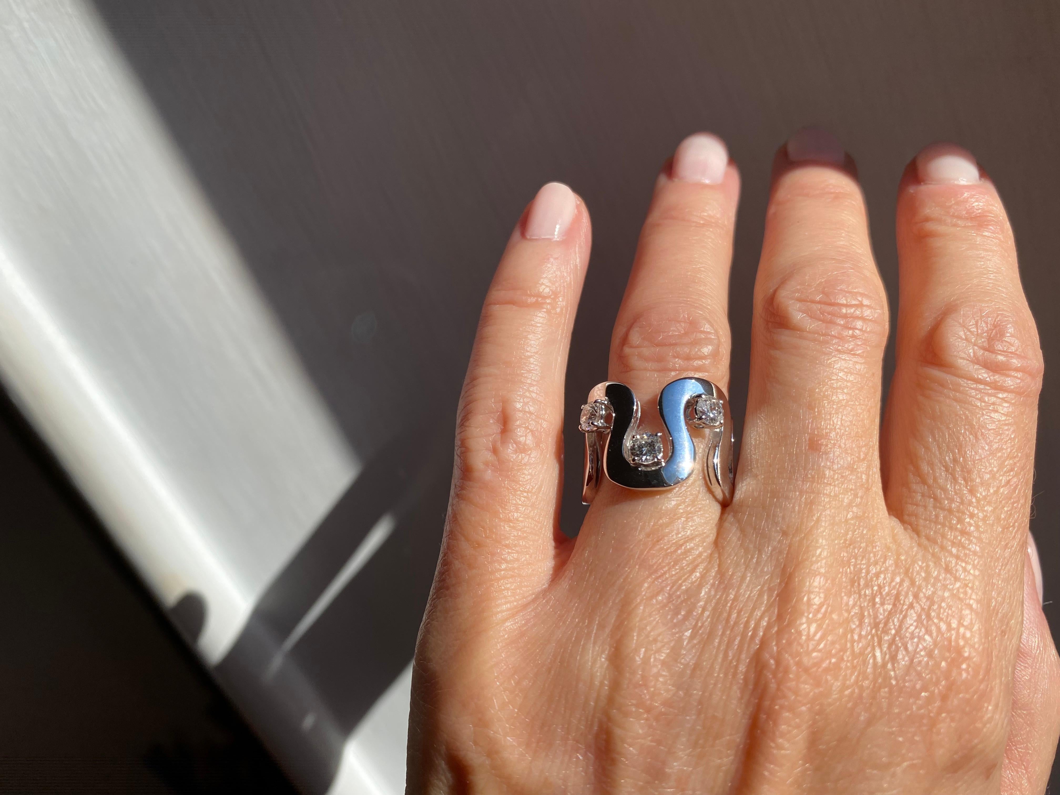 Anello con diamanti bianchi da 0,90 carati in oro bianco 18 carati con design a fascia unisex a trilogia in vendita 1