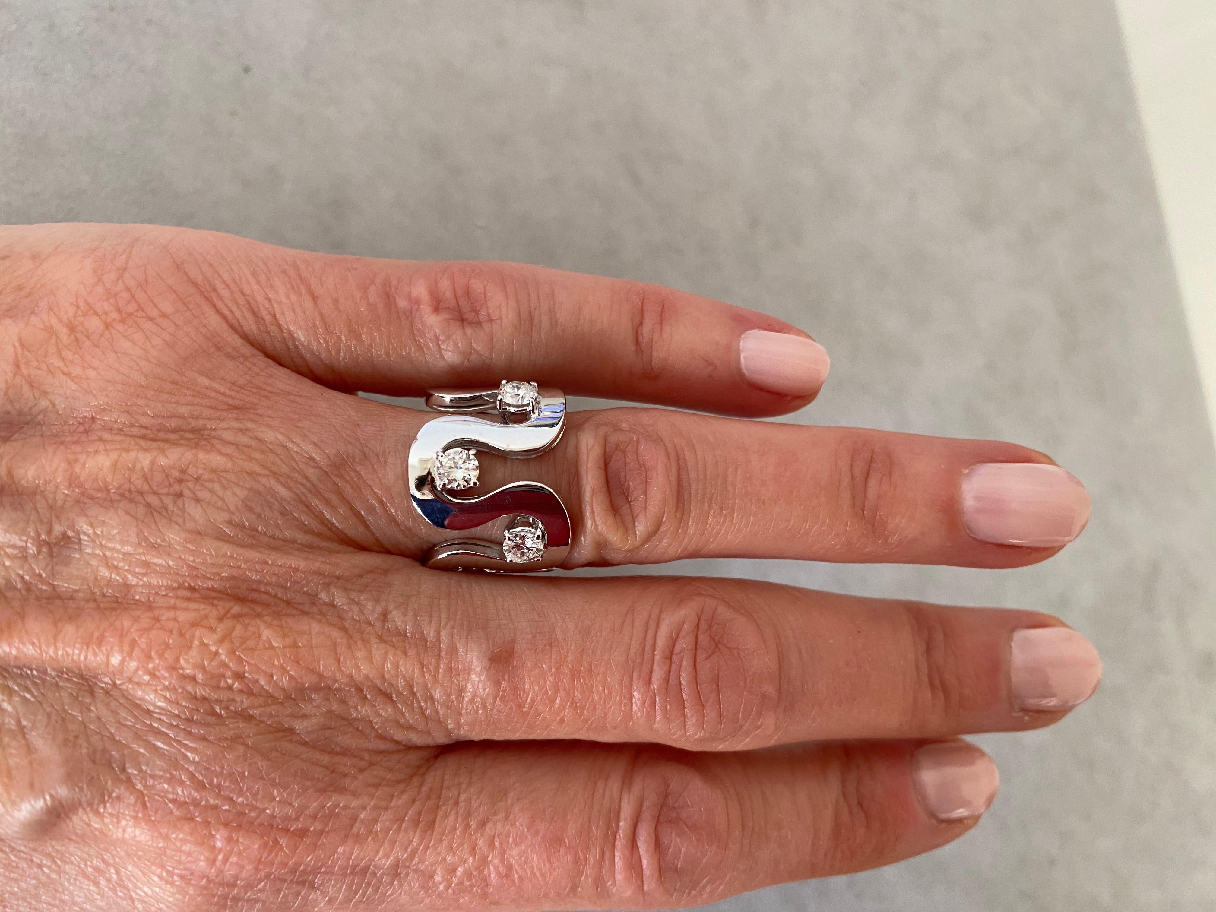 Anello con diamanti bianchi da 0,90 carati in oro bianco 18 carati con design a fascia unisex a trilogia in vendita 3