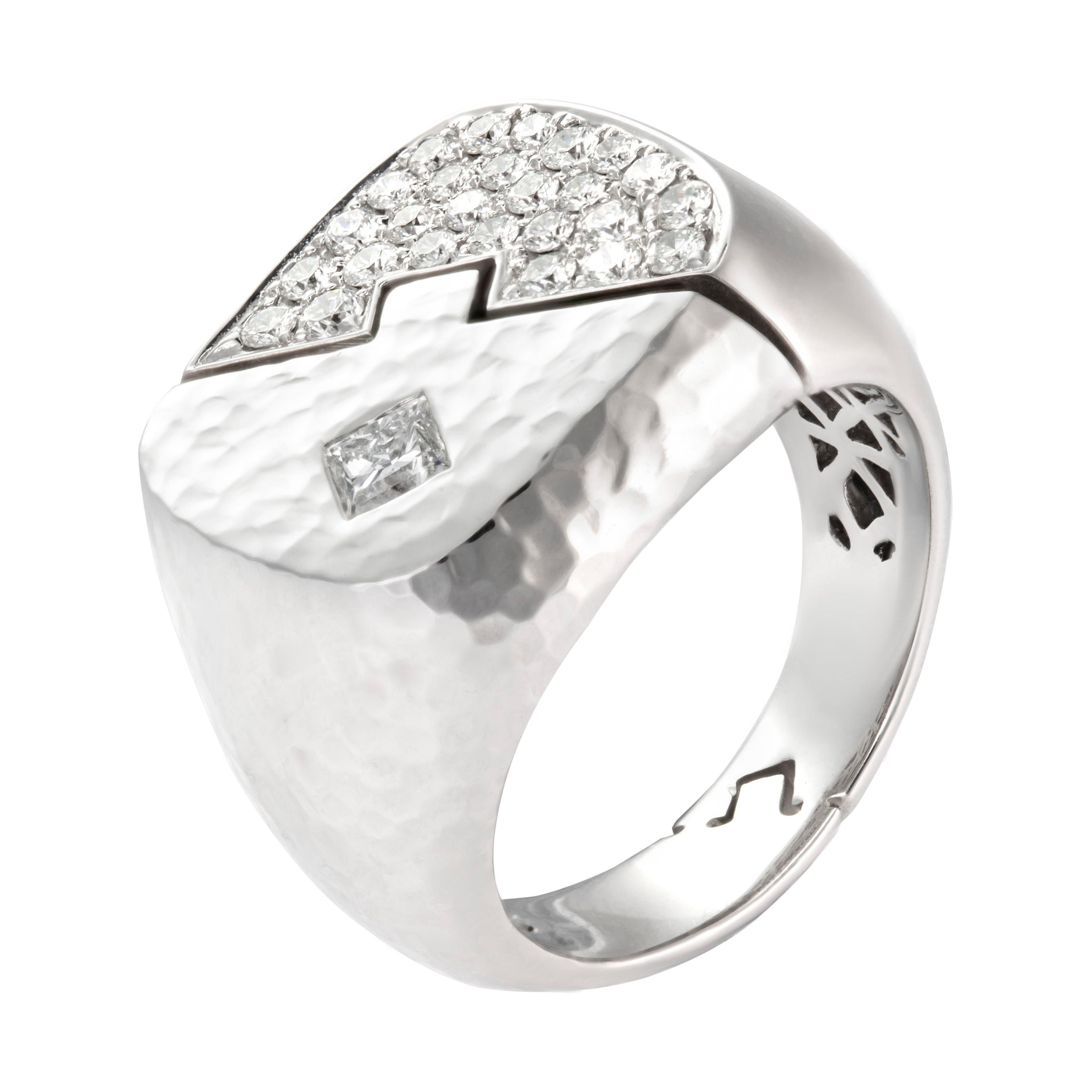 0.90 Carat White Princess Round Cut Diamond Hammered 18 Karat Gold Signet Ring For Sale