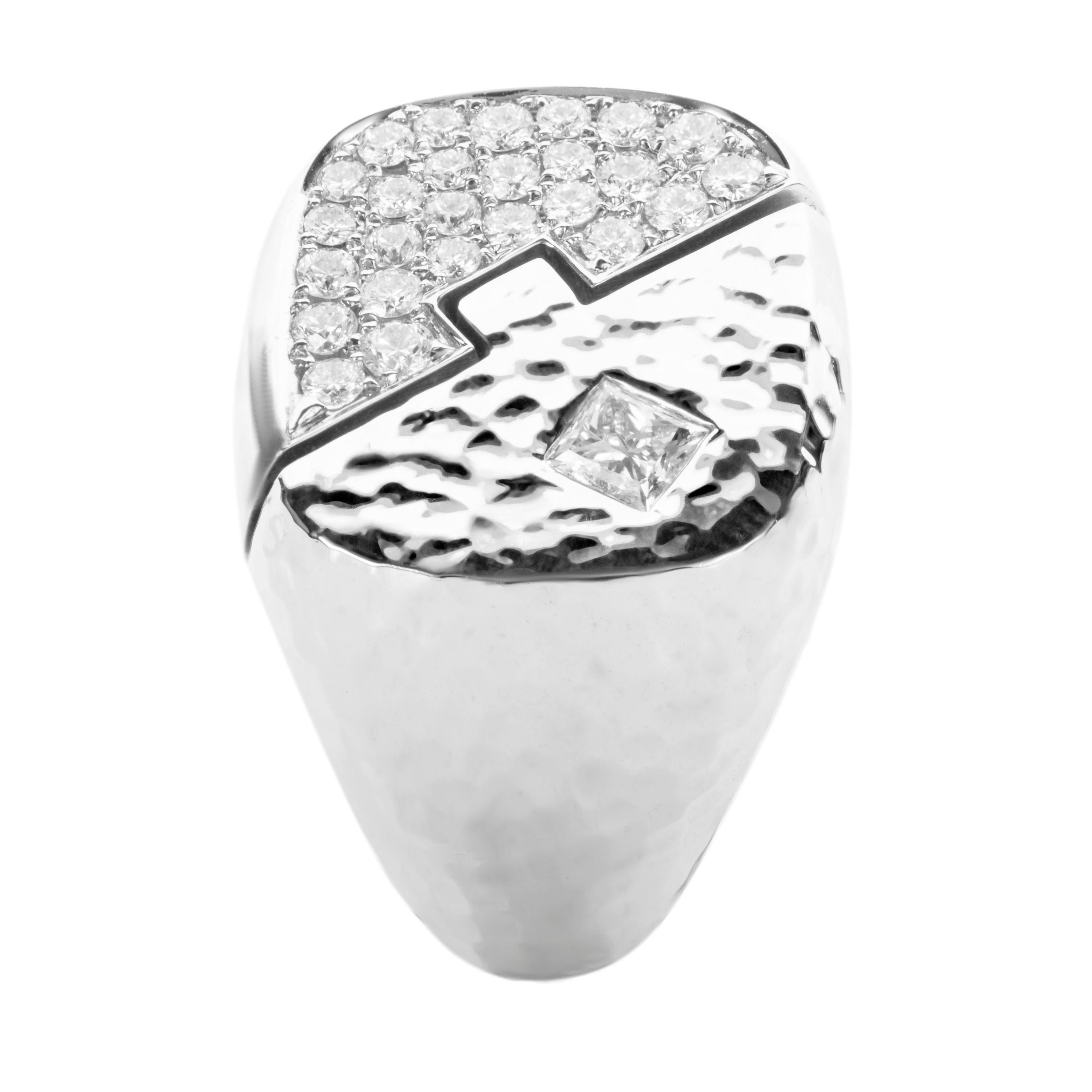 Contemporary 0.90 Carat White Princess Round Cut Diamond Hammered 18 Karat Gold Signet Ring For Sale