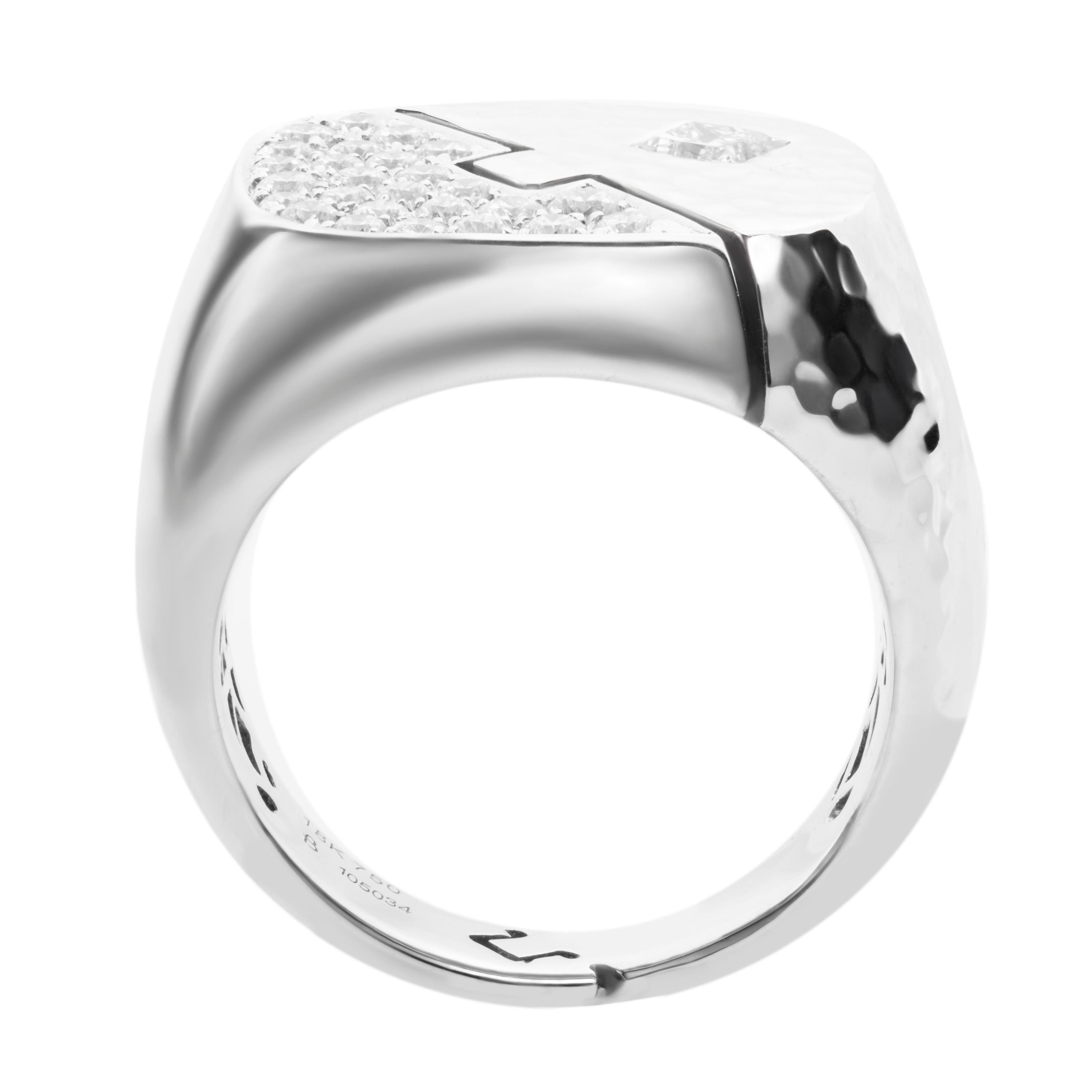 Princess Cut 0.90 Carat White Princess Round Cut Diamond Hammered 18 Karat Gold Signet Ring For Sale