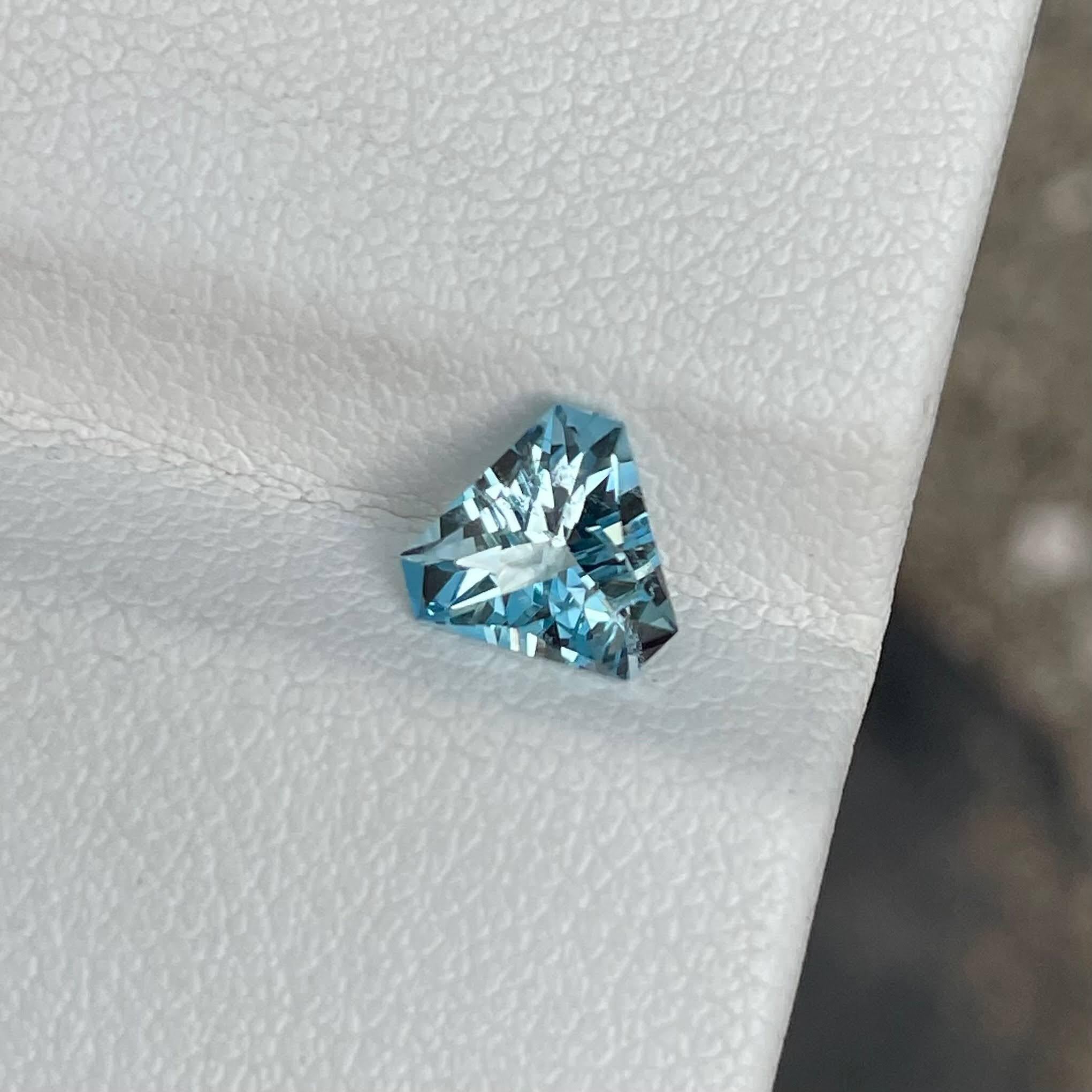 Modern 0.90 Carats Blue Loose Aquamarine Stone Trilliant Cut Nigerian Gemstone