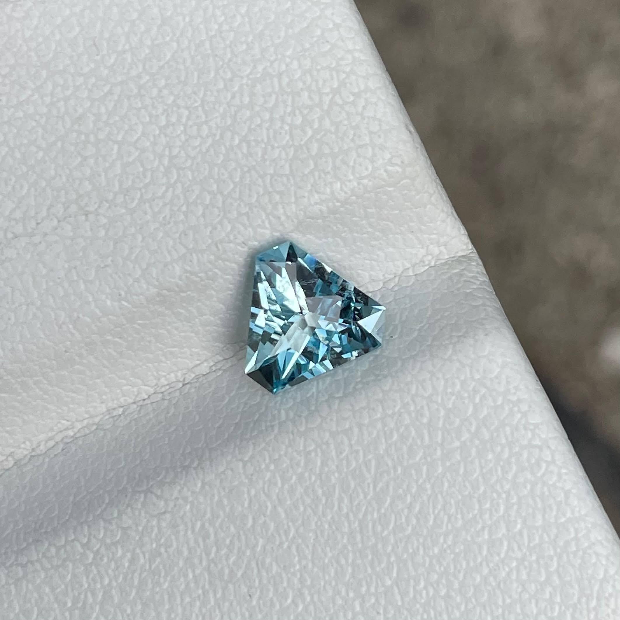 Taille trillion 0.90 Carats Blue Loose Aquamarine Stone Trilliant Cut Nigerian Gemstone en vente