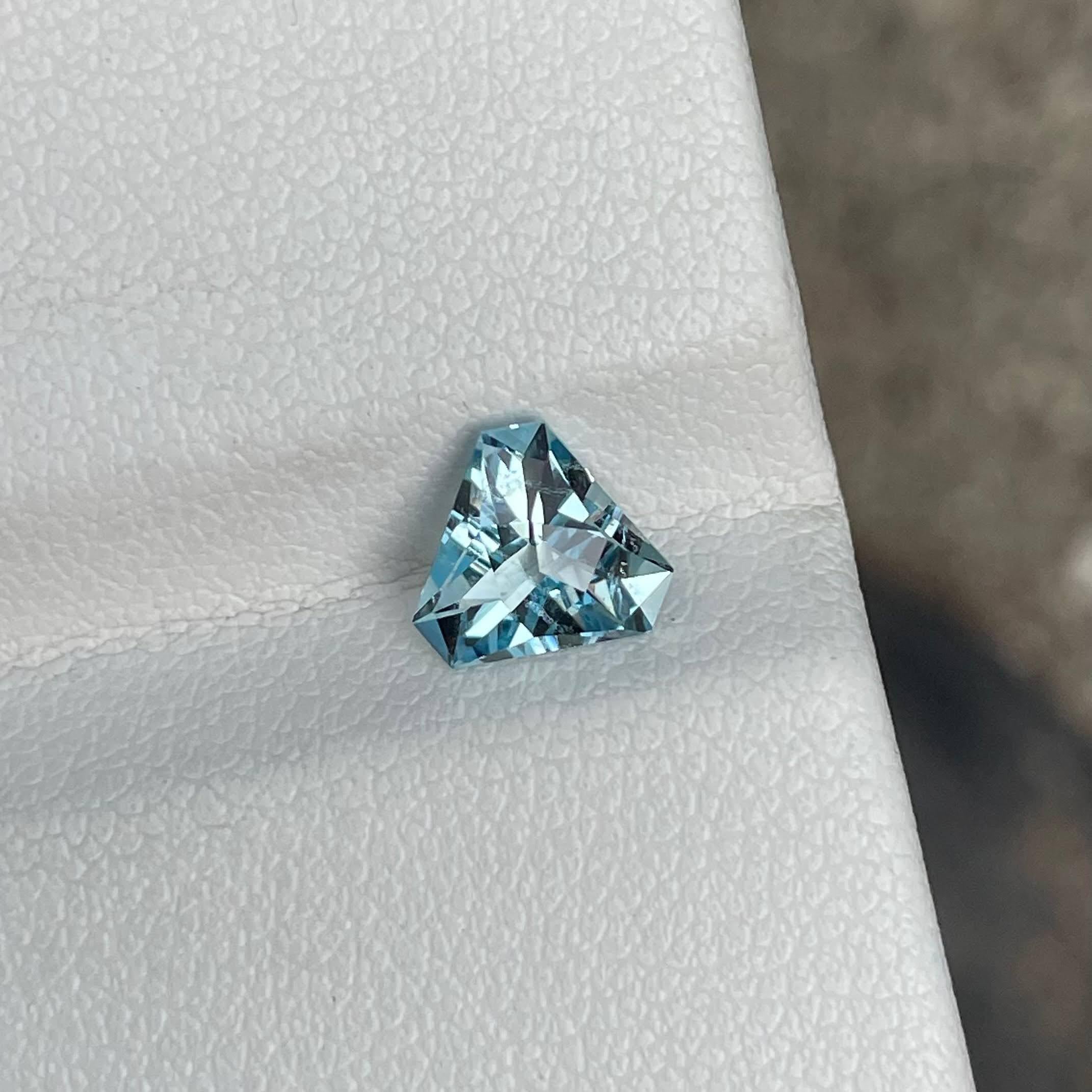 0.90 Carats Blue Loose Aquamarine Stone Trilliant Cut Nigerian Gemstone In New Condition In Bangkok, TH