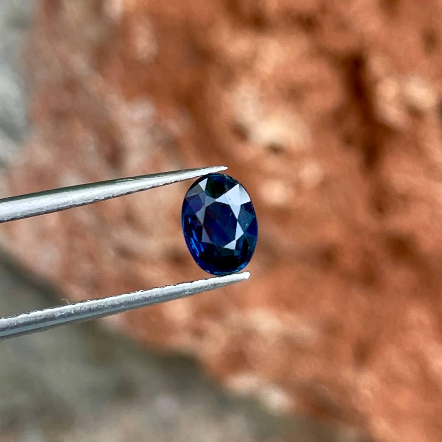 0.90 Carats Deep Blue Sapphire Stone Oval Cut Madagascar's Gemstone In New Condition For Sale In Bangkok, TH