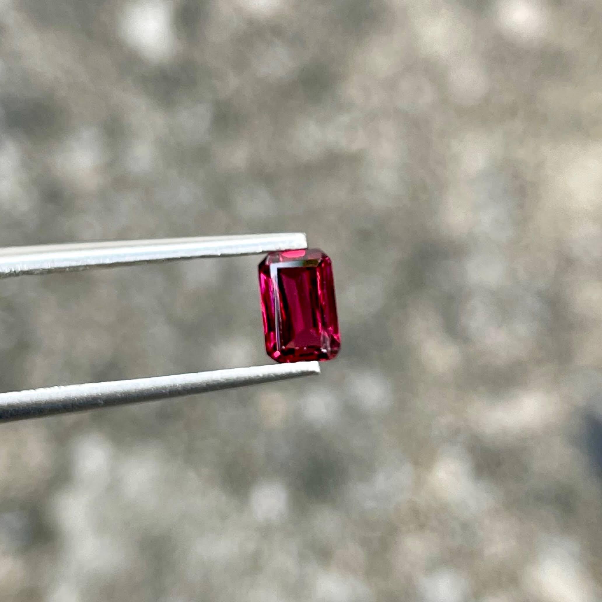 Gewicht 0,90 Karat 
Abmessungen 6,1x4,1x2,8 mm 
Behandlung keine 
Herkunft Birma 
Klarheit SI
Form Achteck 
Smaragd schneiden 



Dieser 0,90 Karat schwere rosarote Spinell ist eine atemberaubende natürliche Schönheit, die die außergewöhnlichen