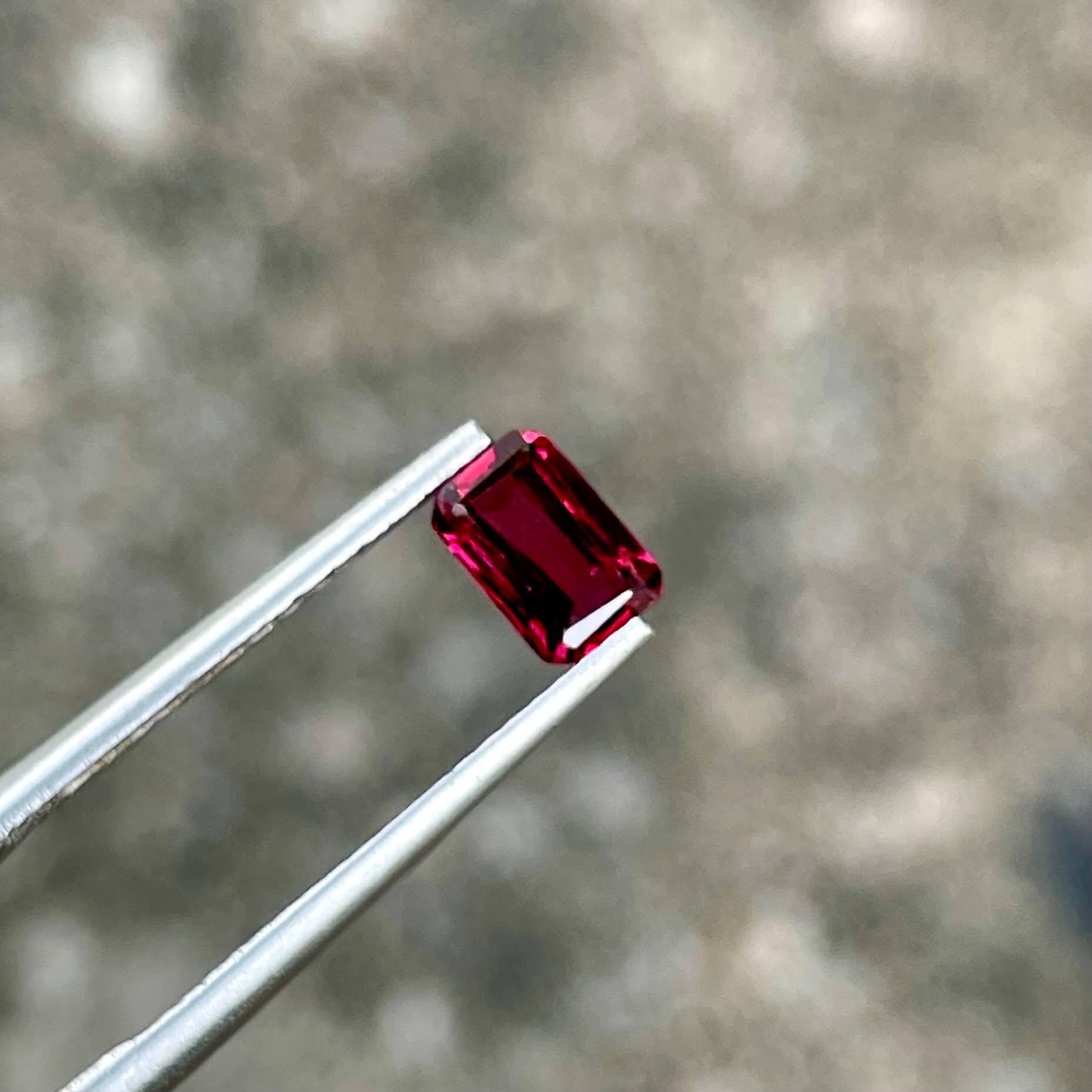 0,90 Karat rosa-roter Spinell Stein Smaragdschliff Edelstein aus Burma (Moderne) im Angebot