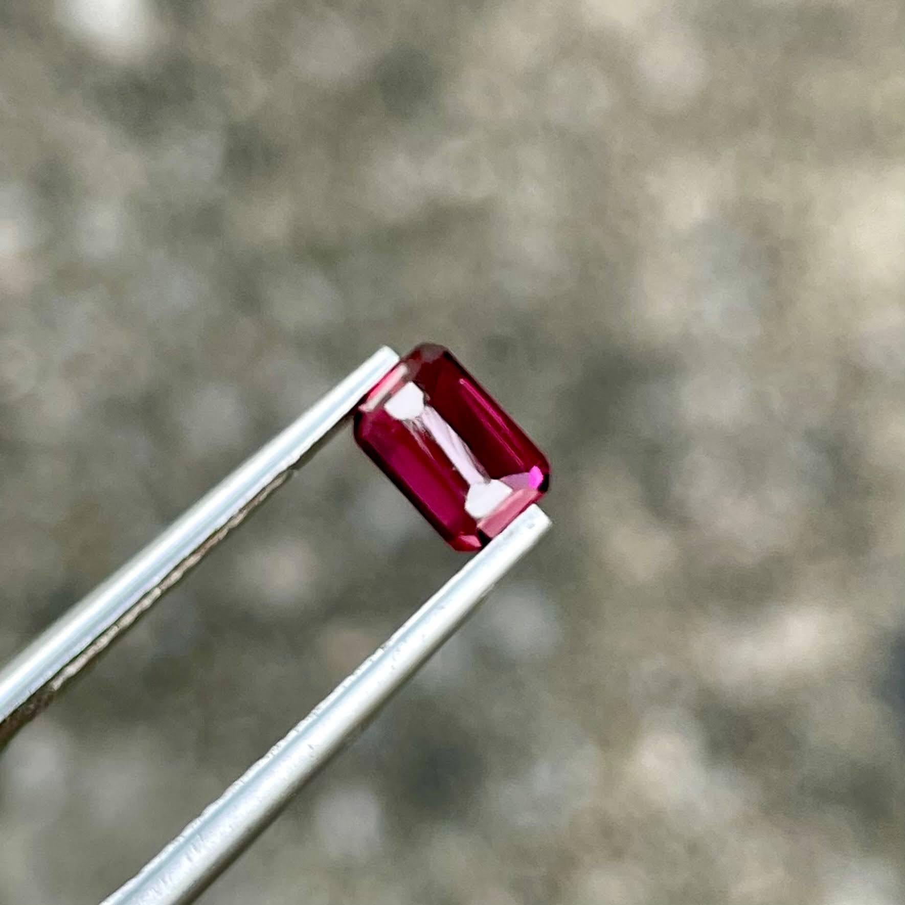 0,90 Karat rosa-roter Spinell Stein Smaragdschliff Edelstein aus Burma im Zustand „Neu“ im Angebot in Bangkok, TH