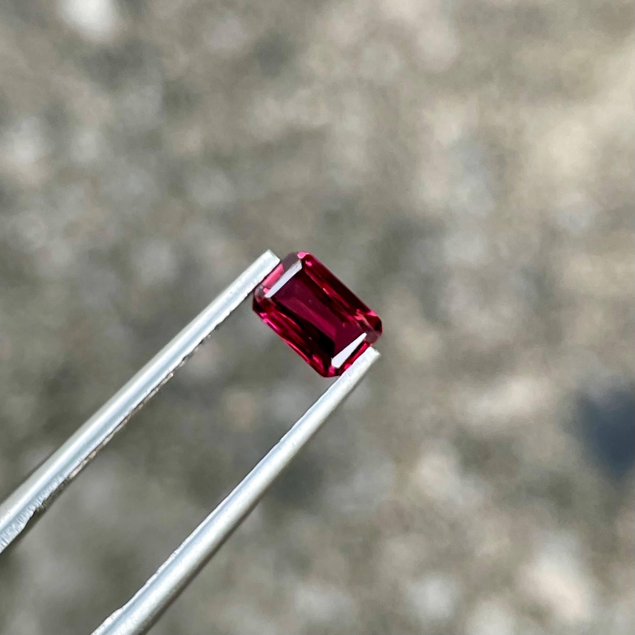 0,90 Karat rosa-roter Spinell Stein Smaragdschliff Edelstein aus Burma für Damen oder Herren im Angebot