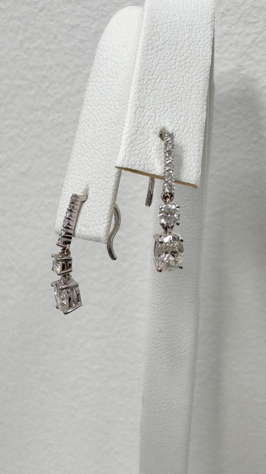 Taglio ovale Orecchini a gancio in oro bianco 14K con diamanti ovali e rotondi da 0,90 carati in vendita
