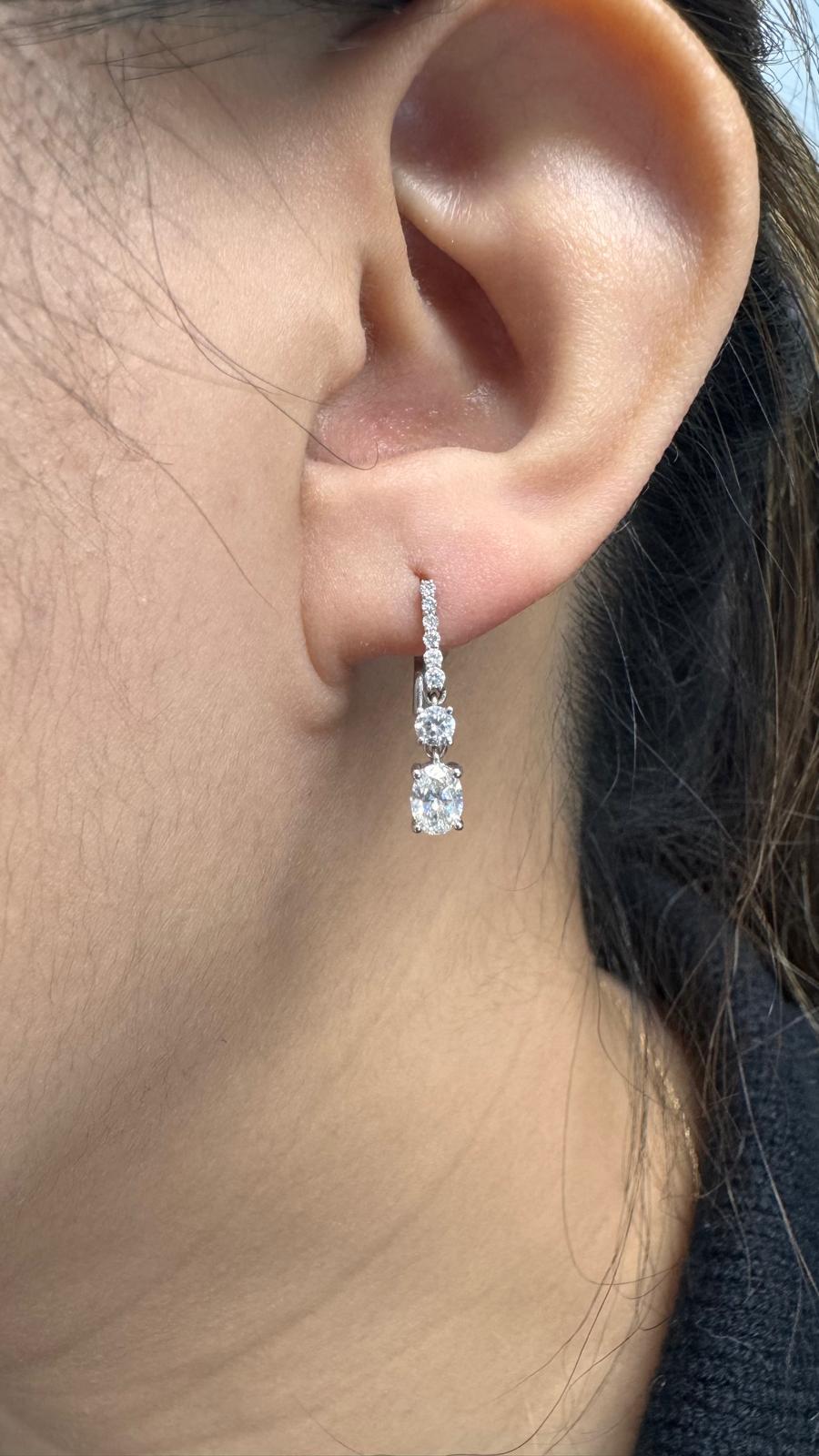 Orecchini a gancio in oro bianco 14K con diamanti ovali e rotondi da 0,90 carati In condizioni Nuovo in vendita a Los Angeles, CA