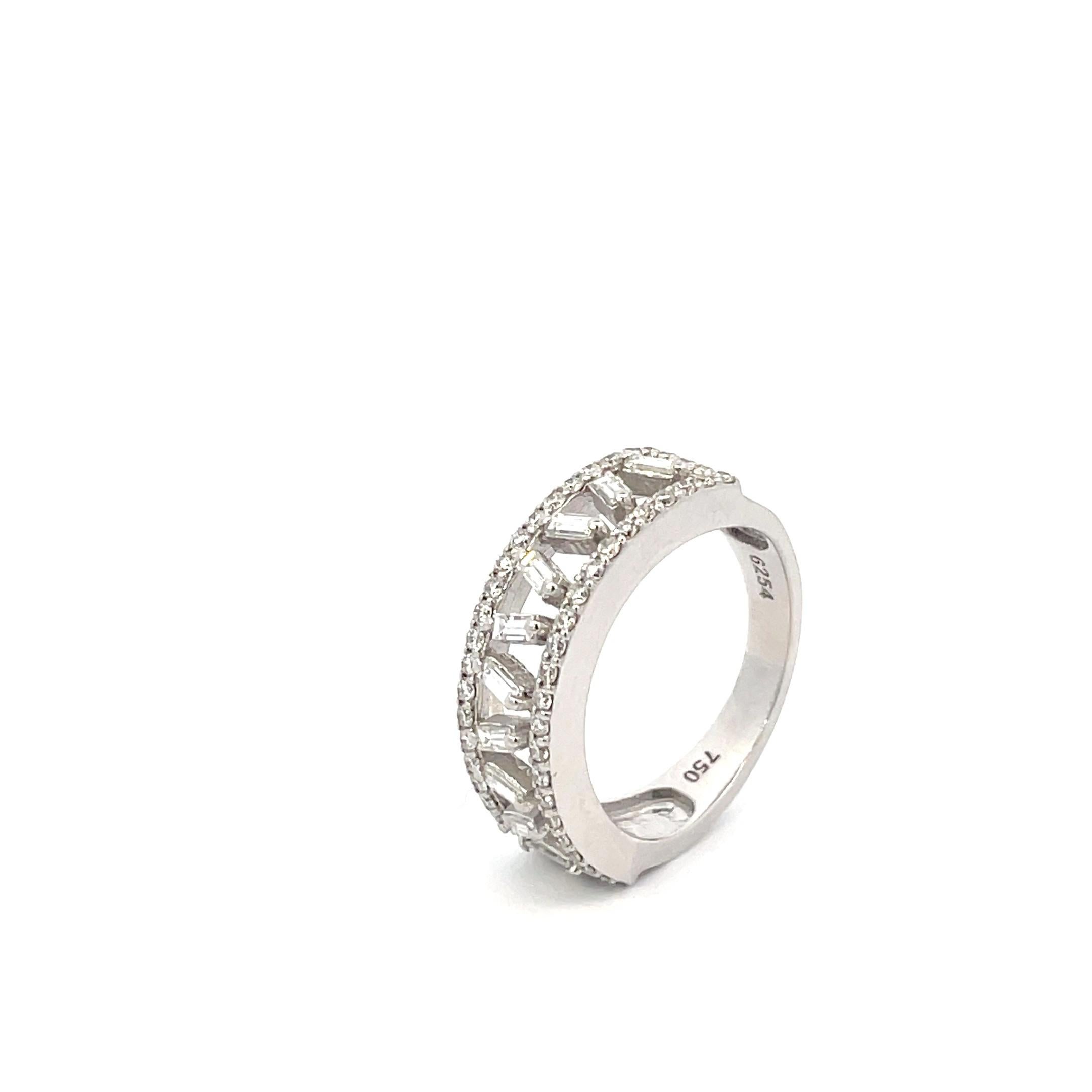 0.90 tcw Baguette Surrounded by Round Diamond Eternity Band, Diamond Ring, Statement Ring, 18k Gold, Engagement Ring.

Astonishing and special combination of baguette diamonds surrounded by round diamonds of this statement ring. Designed in 18K