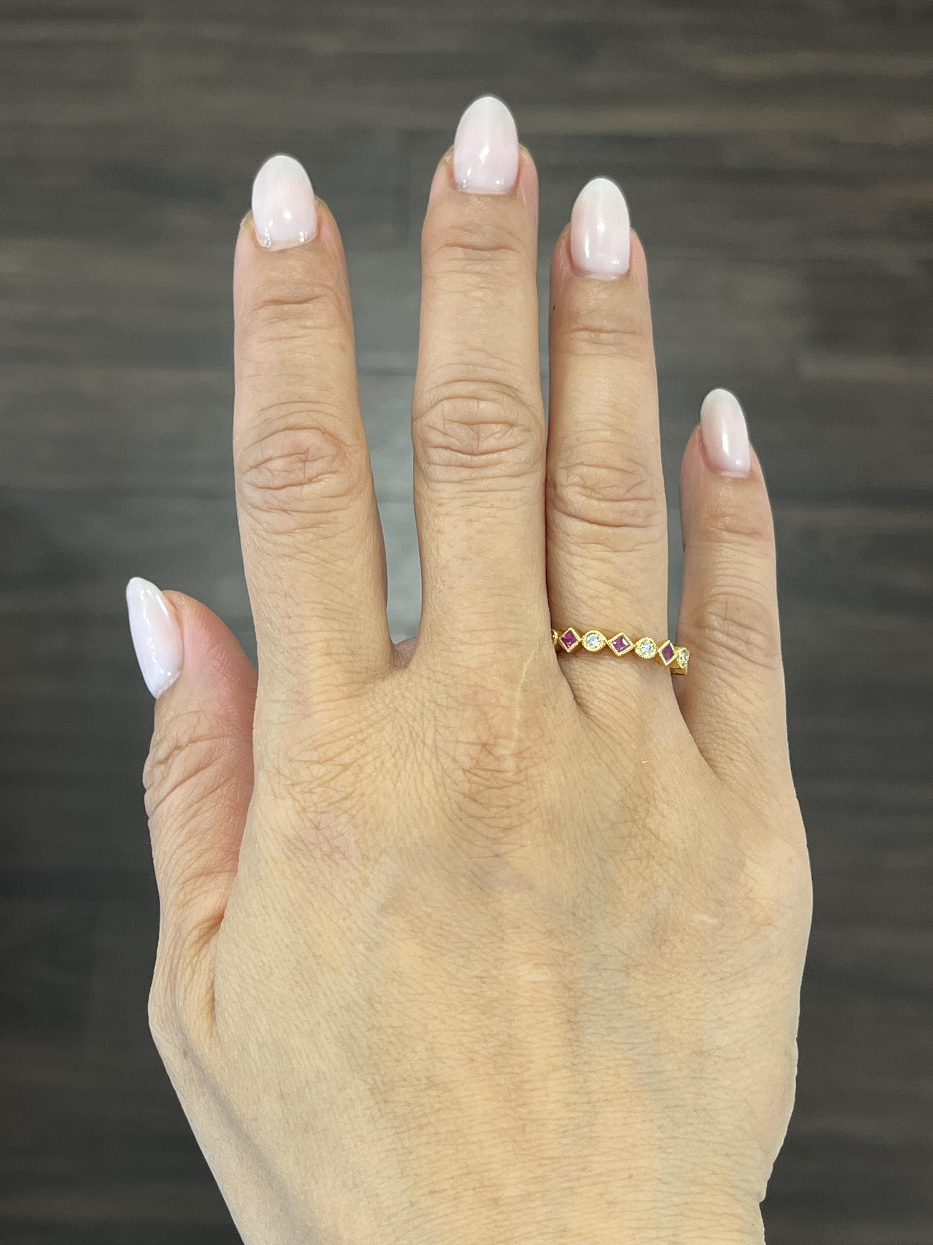 Cette bague en rubis et diamants naturels comprend 9 diamants pesant 0,30 ct et 9 rubis pesant 0,60 ct. Les diamants de couleur E/F et VS sont sertis dans de l'or jaune 18 carats. Une belle bague à ajouter à toute garde-robe.
