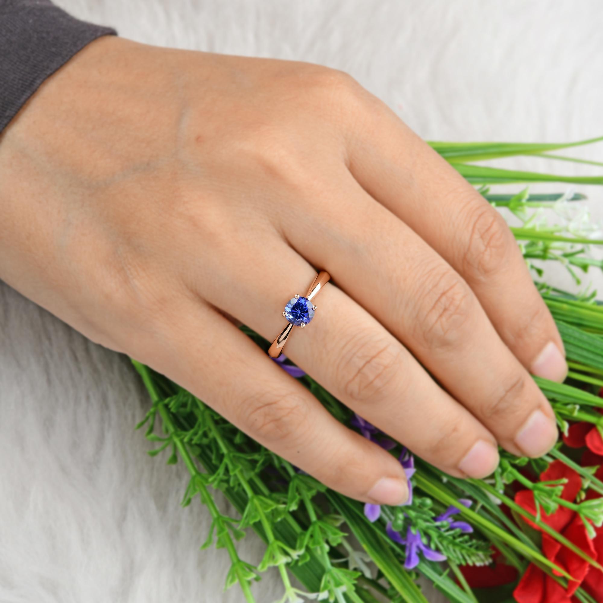 Women's 0.90 Ct Solitaire Tanzanite Gemstone Engagement Ring 18 Karat Rose Gold Jewelry For Sale