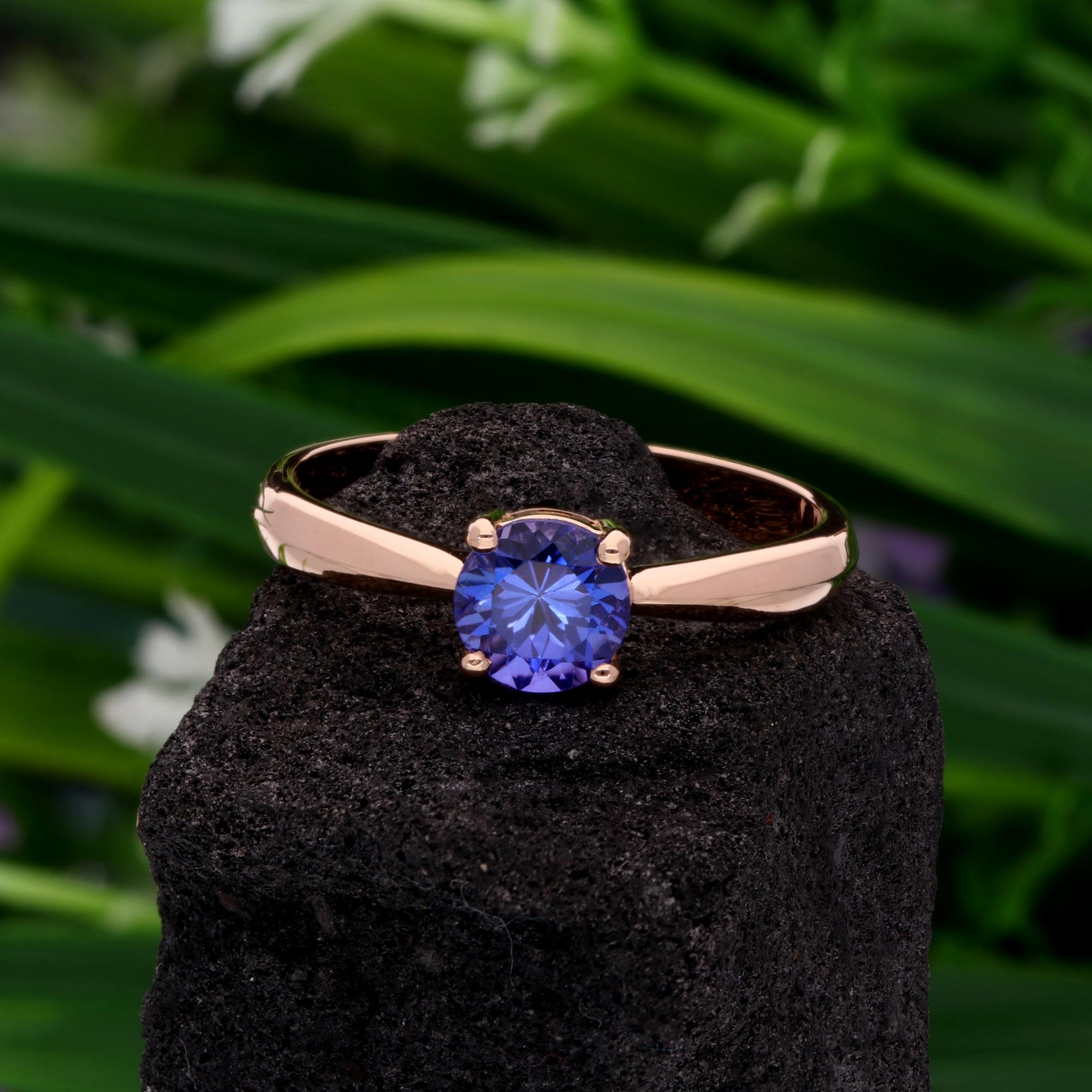 Women's 0.90 Ct Solitaire Tanzanite Gemstone Engagement Ring 18 Karat Rose Gold Jewelry For Sale