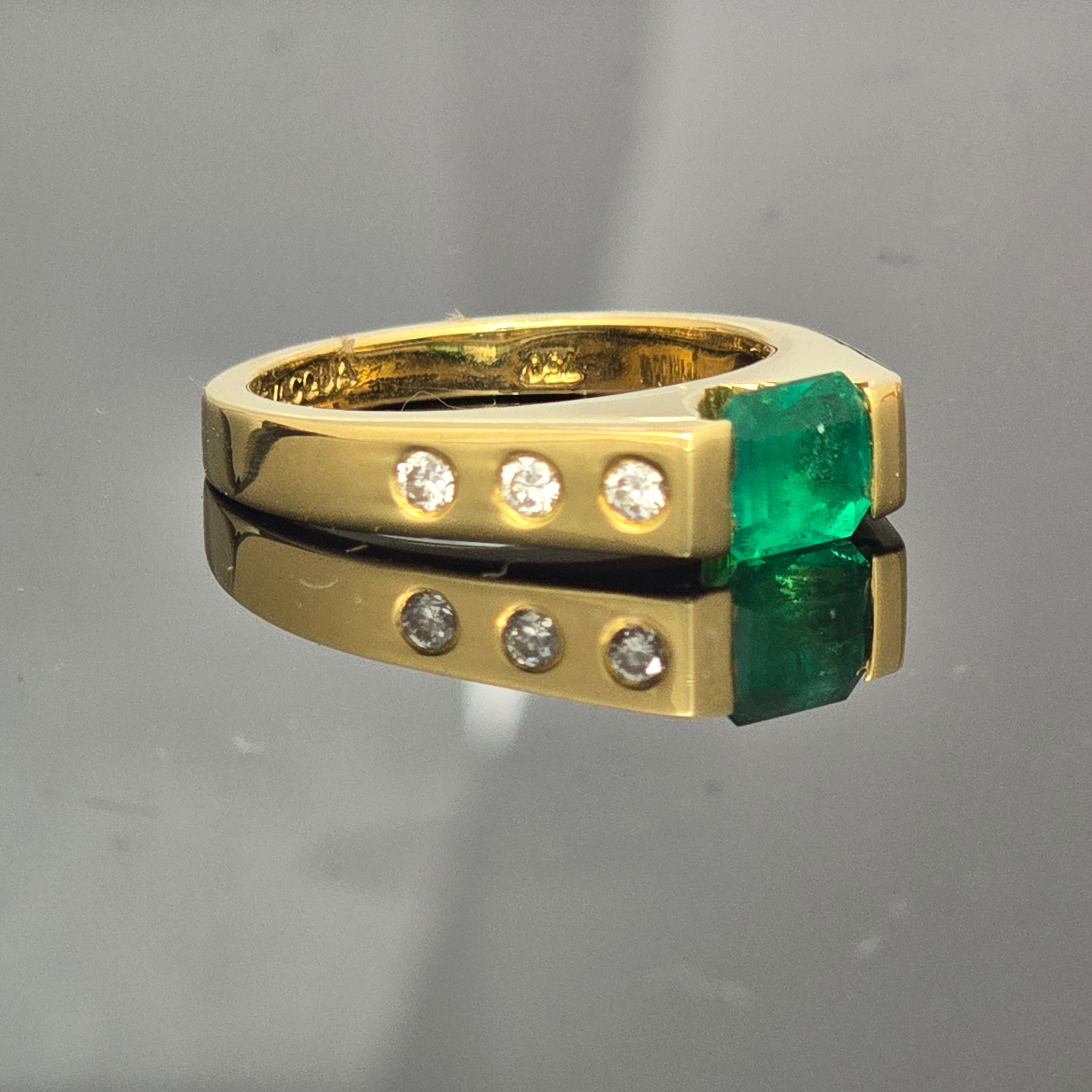 Anillo unisex de esmeralda y diamantes en oro de 18 quilates.

PESO EN GRAMO: 7,01gr
ORO: oro amarillo de 18 quilates

DIAMANTE(S) NATURAL(ES)
Talla: Redondo brillante
Color: G-H 
Claridad: VS-SI (media)
Quilate: 0.12ct

ESMERALDA(S)