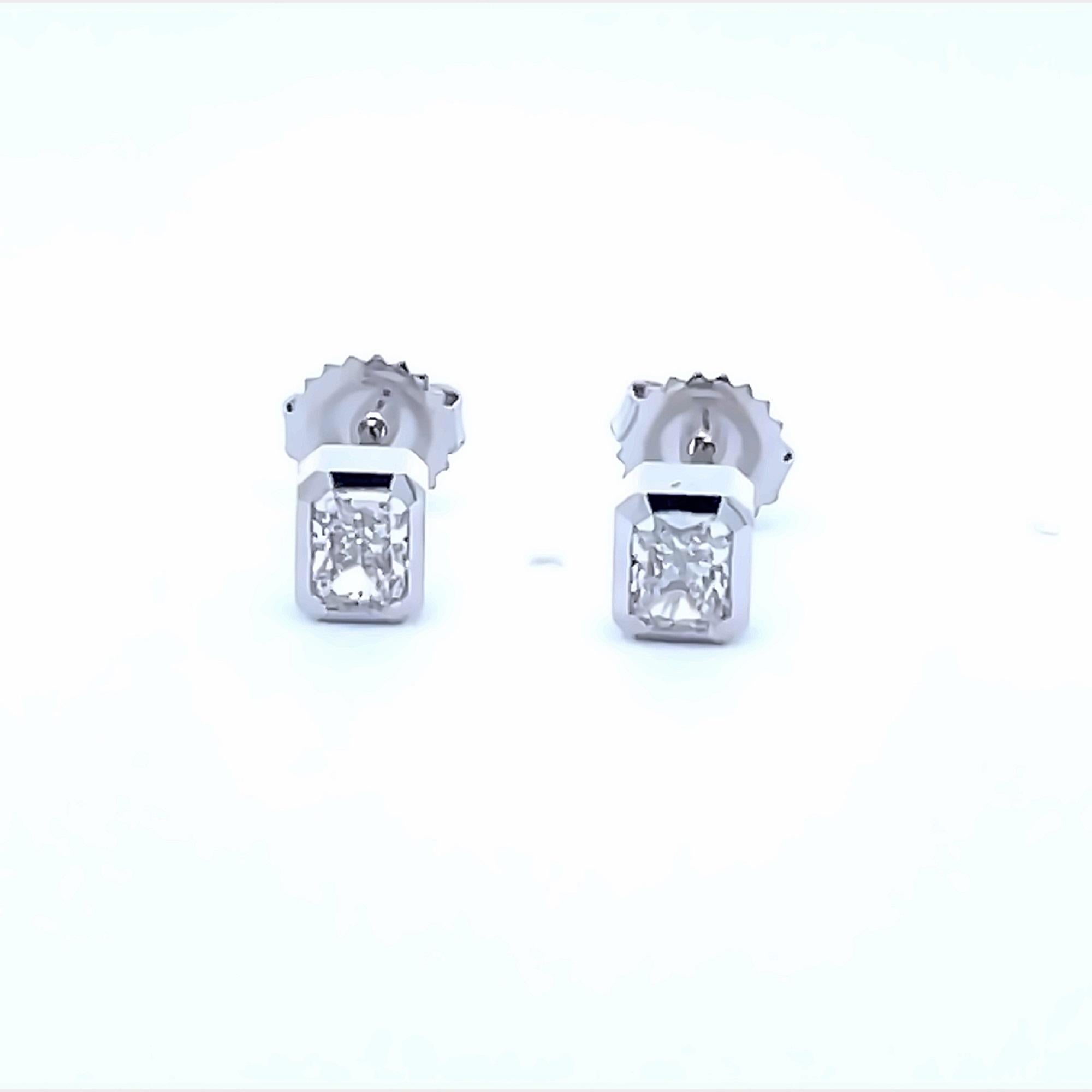 Moderne Clous d'oreilles en or blanc 18 carats avec diamants taille radiant de 0,90 carat, serti clos d'oreilles en vente