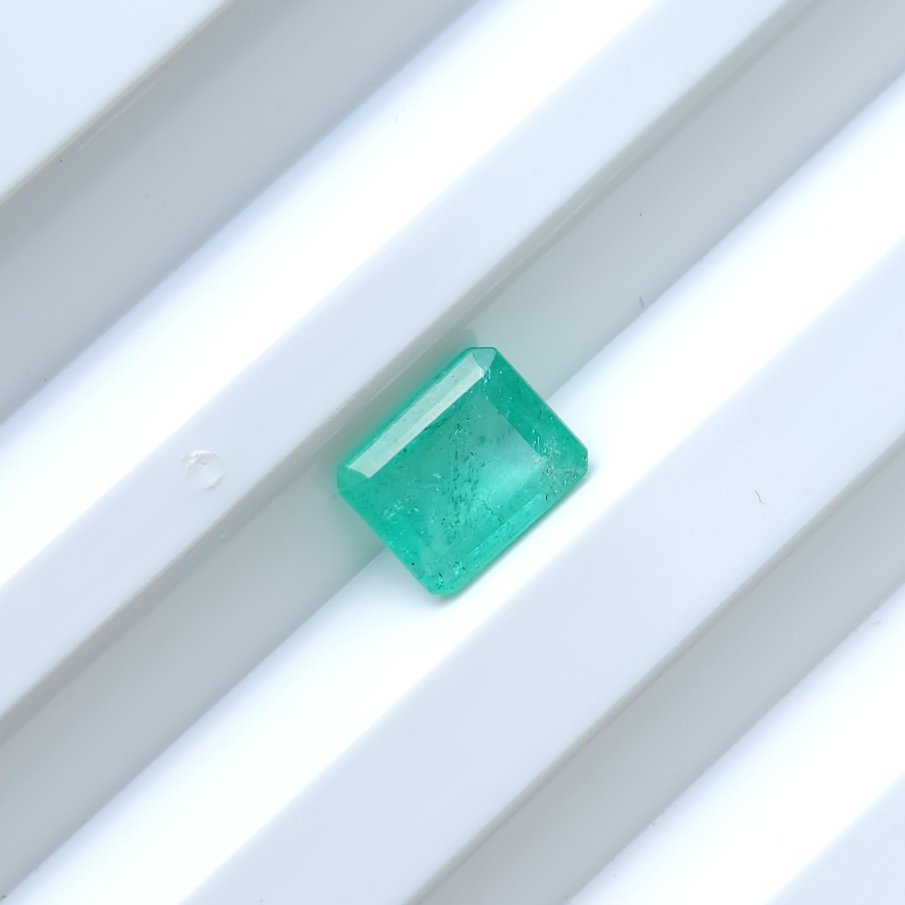 Modern 0.905Ct Natural Loose Emerald Radiant Shape  For Sale