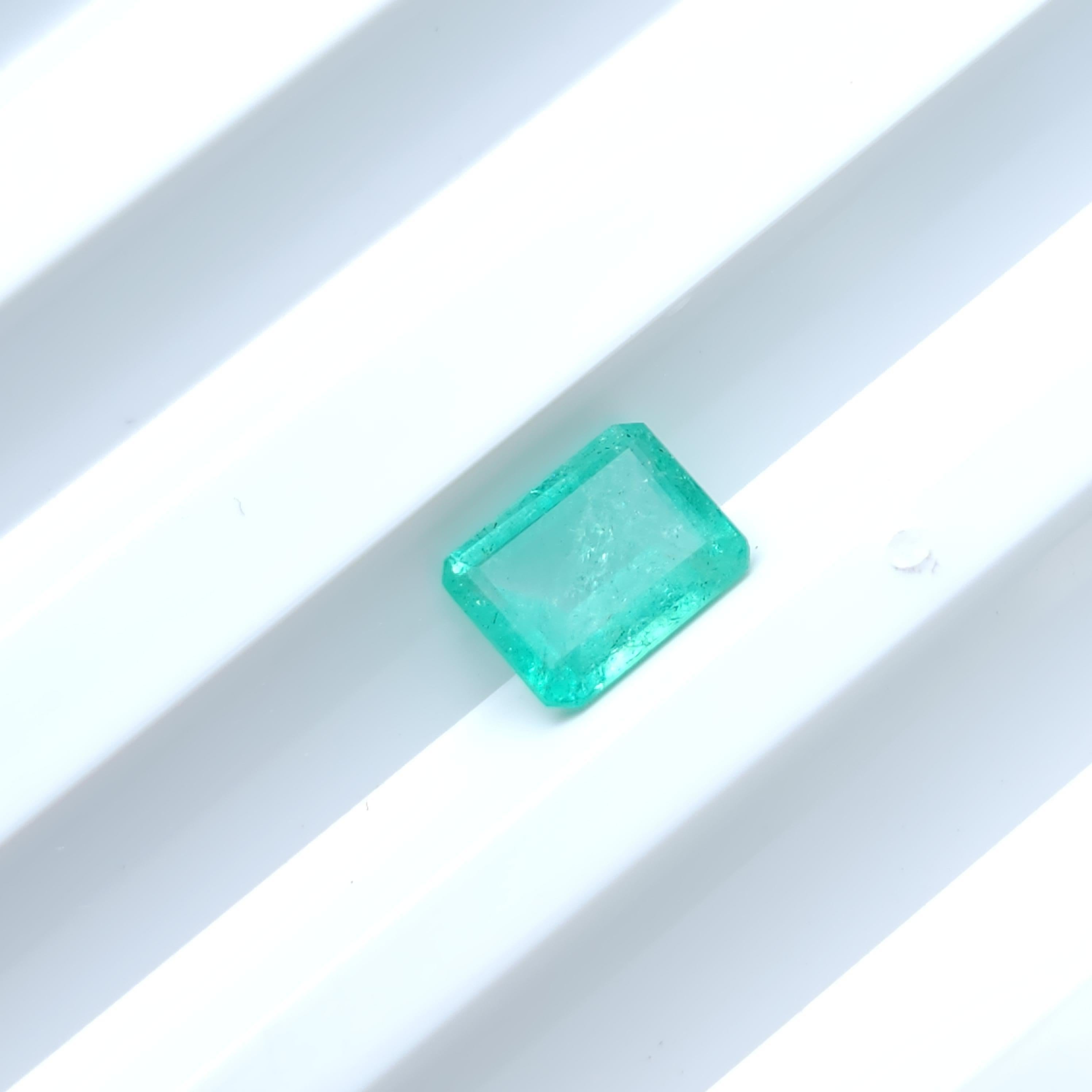 0.905Ct Natural Loose Emerald Radiant Shape  In New Condition For Sale In רמת גן, IL
