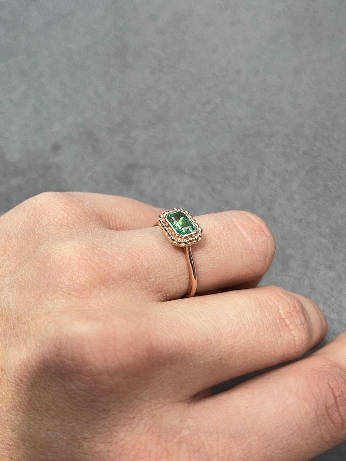 0.90ct 14K Bezel Set Emerald Cut Emerald Solitaire Rose Gold Bead Ring In New Condition For Sale In Jupiter, FL