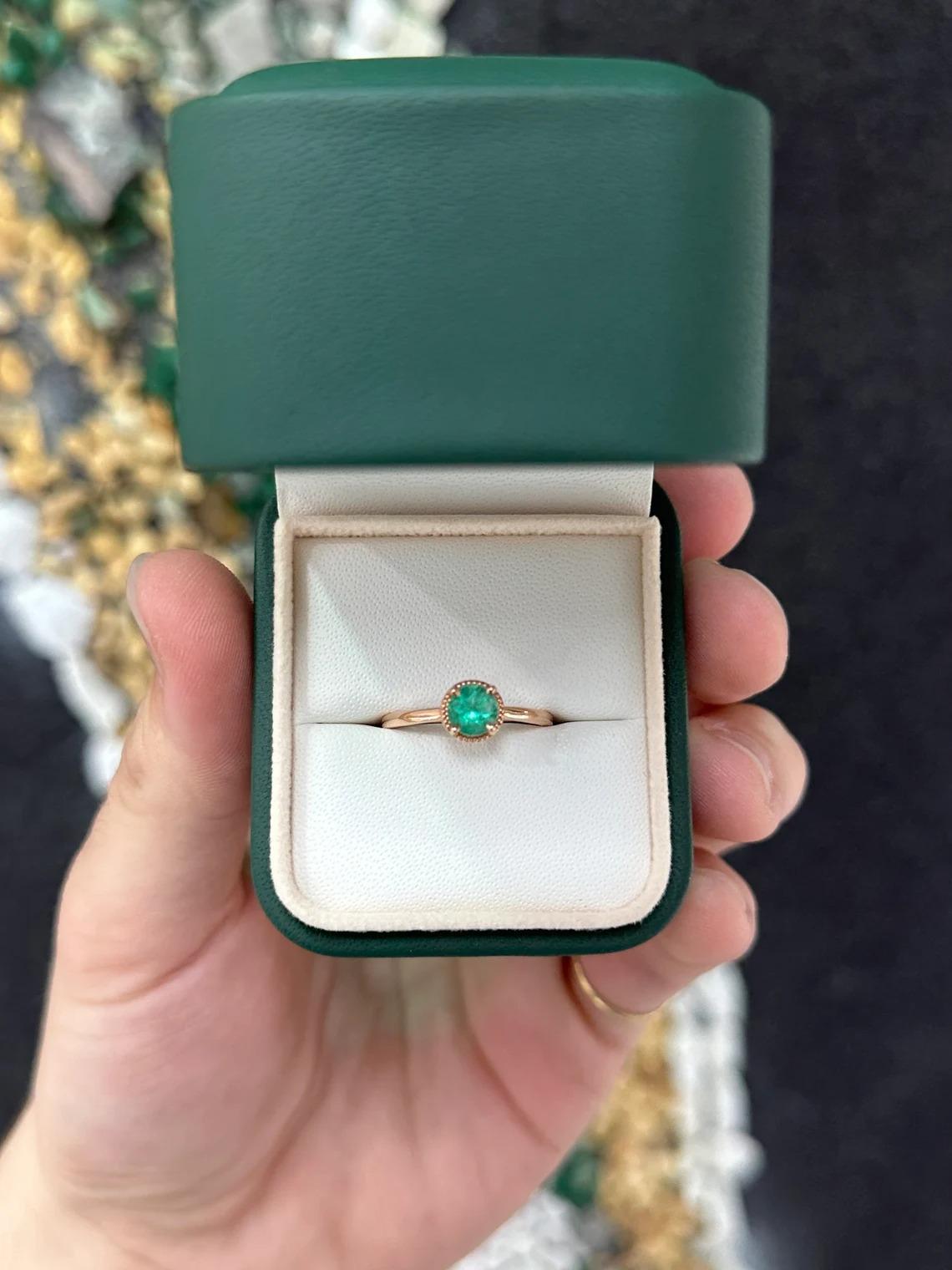 0.90ct 14K Medium Green Round Cut Emerald Solitaire Ring Set in Rose Gold In New Condition For Sale In Jupiter, FL