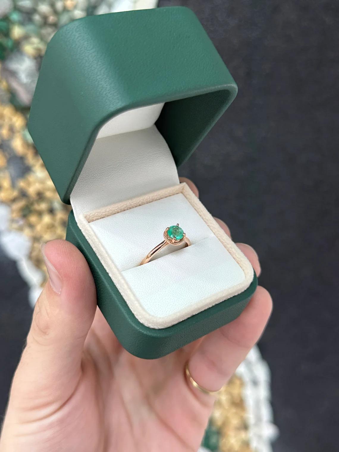Women's 0.90ct 14K Medium Green Round Cut Emerald Solitaire Ring Set in Rose Gold For Sale