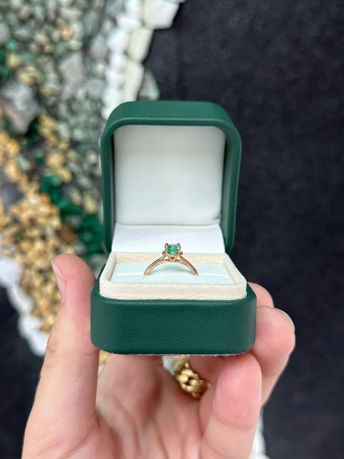 0.90ct 14K Medium Green Round Cut Emerald Solitaire Ring Set in Rose Gold For Sale 1