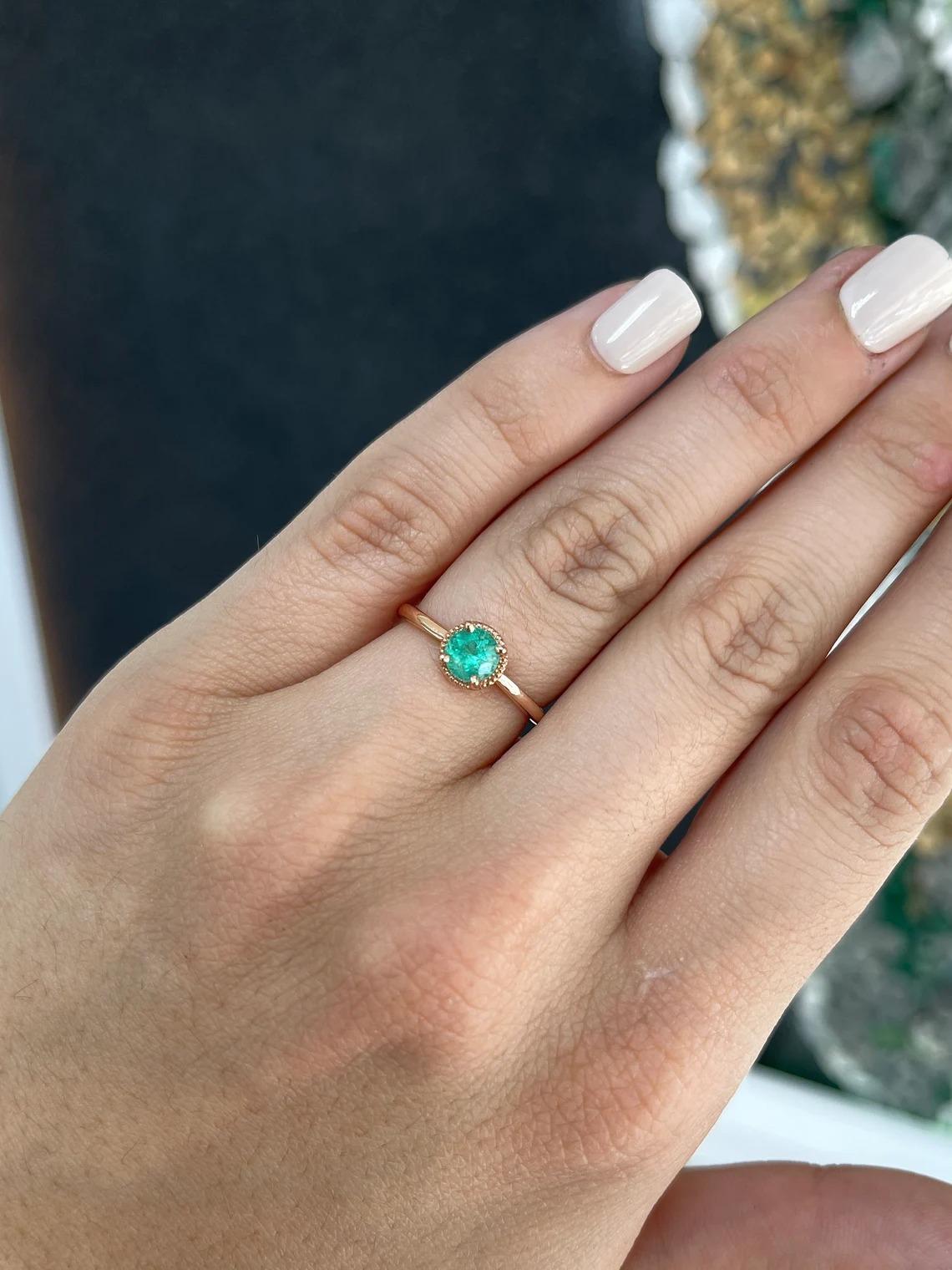 0.90ct 14K Medium Green Round Cut Emerald Solitaire Ring Set in Rose Gold For Sale 2