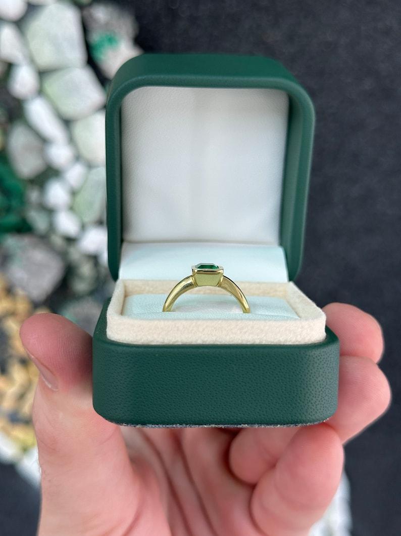 0,90 Karat 18K kolumbianischer Smaragd Solitär Ring - AAA Qualität im Zustand „Neu“ in Jupiter, FL